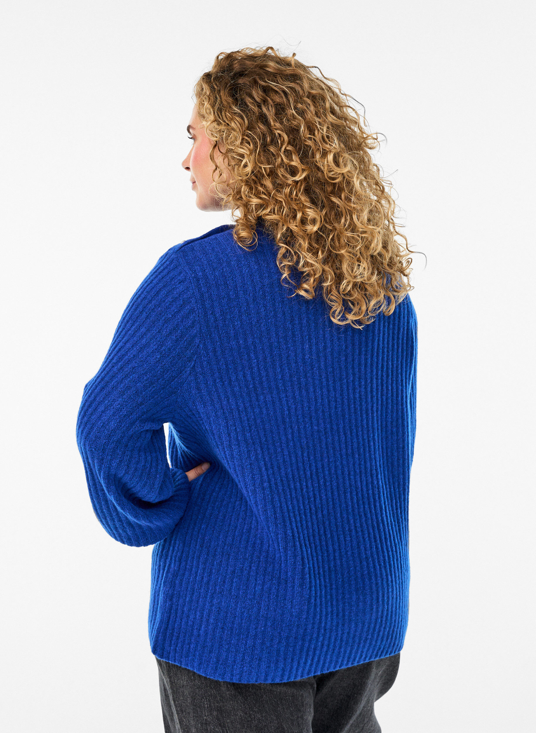 Zizzi Pullover aus Rippstrick mit Puff&auml;rmeln und Kn&ouml;pfen, Blau, Model image number 2