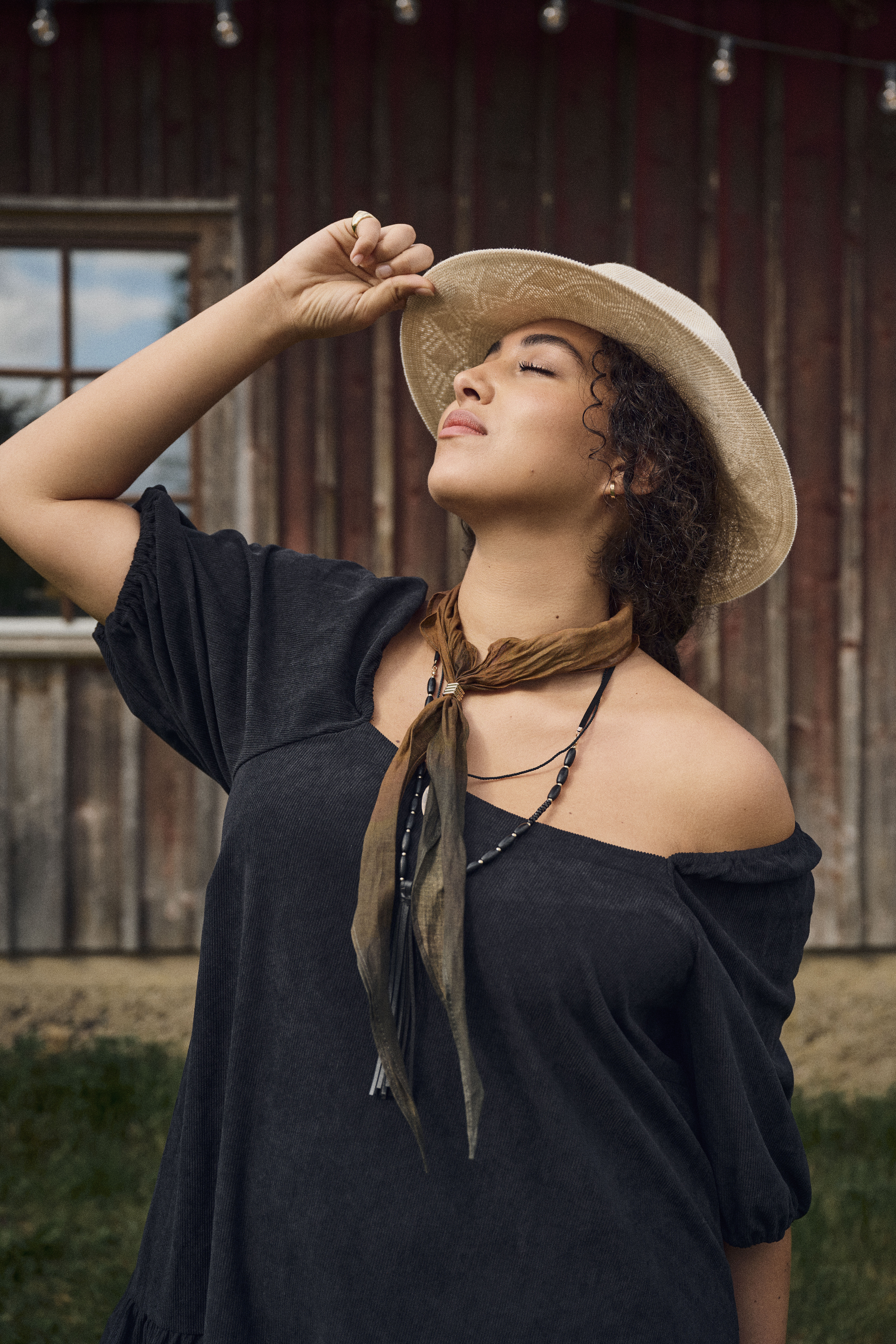 Zizzi Samtkleid mit quadratischem Ausschnitt, , Model