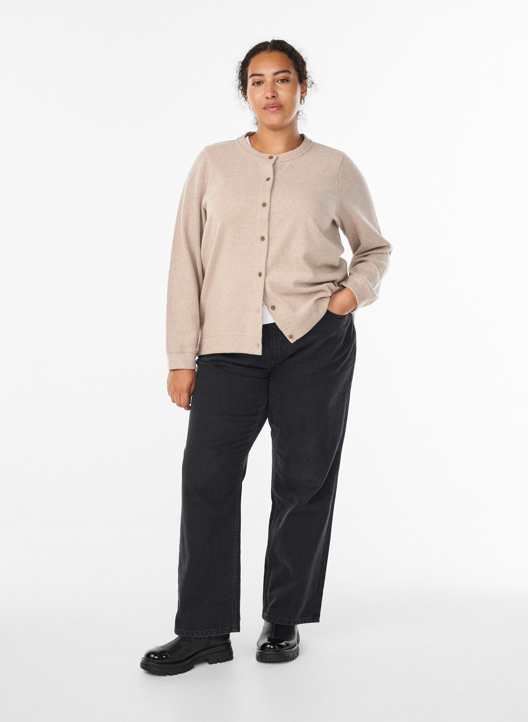 Zizzi Cardigan aus Jersey mit Rundhalsausschnitt und Kn&ouml;pfen, Beige, Model image number 1