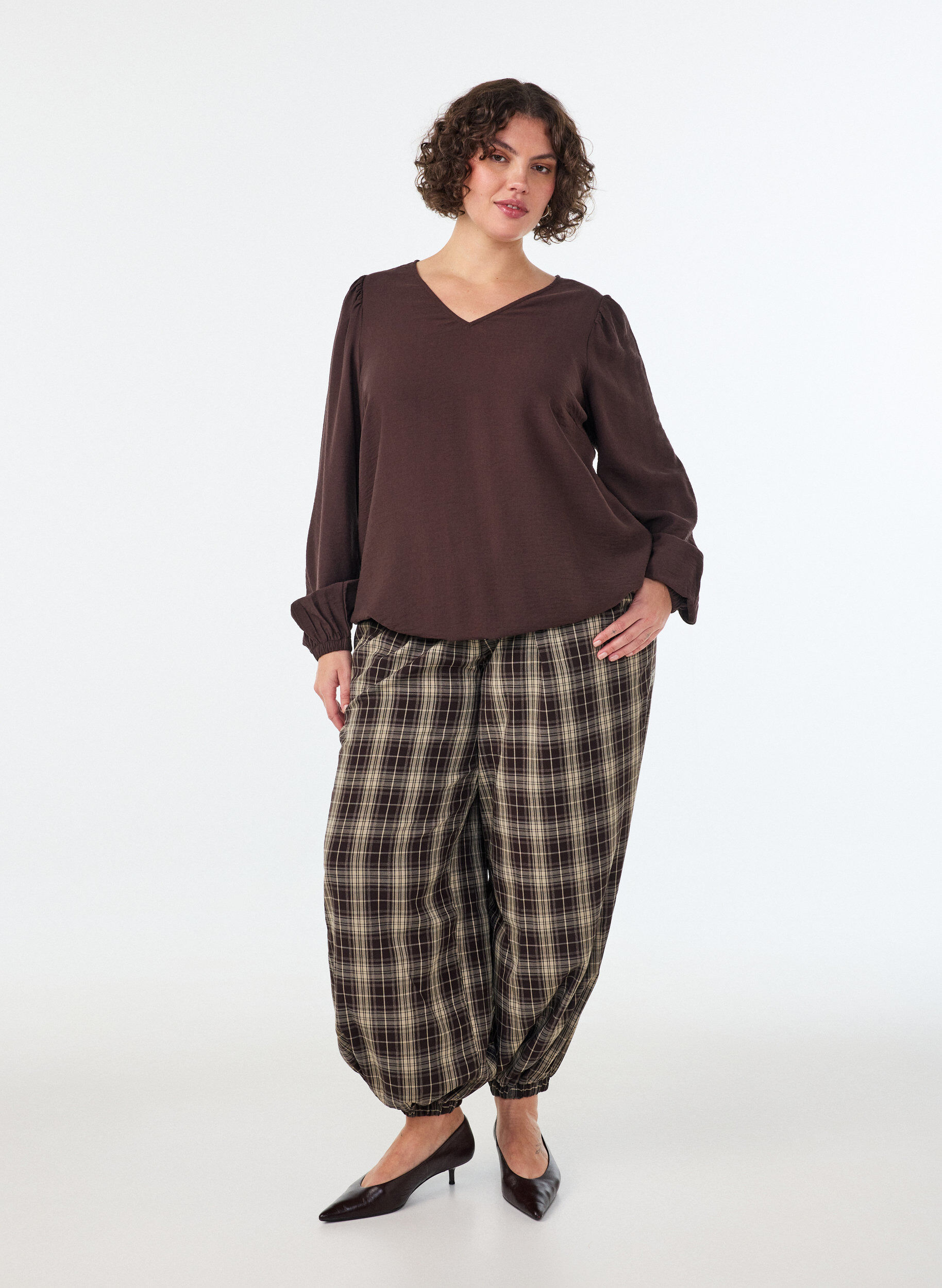 ZizziViskosebluse mit V-Ausschnitt und Ballonform, Braun, Model image number 1
