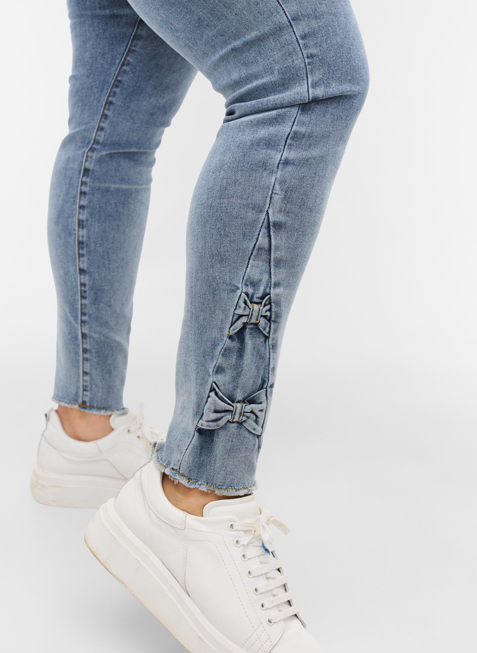 Zizzi Cropped Amy Jeans mit Schleifen, Light blue, Model image number 2