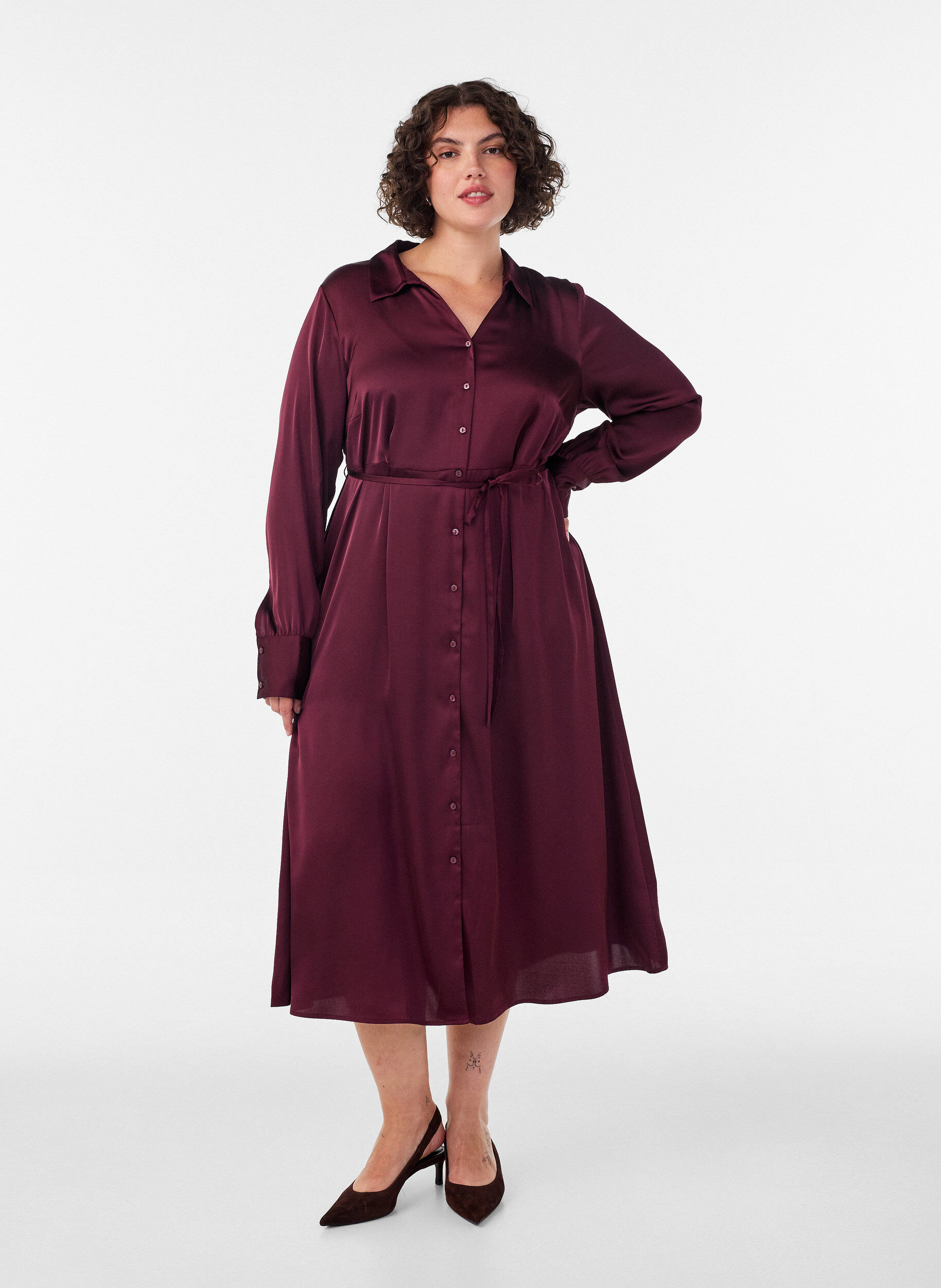 ZizziHemdblusenkleid aus Satin mit einem Bindeg&uuml;rtel, Rot, Model image number 1