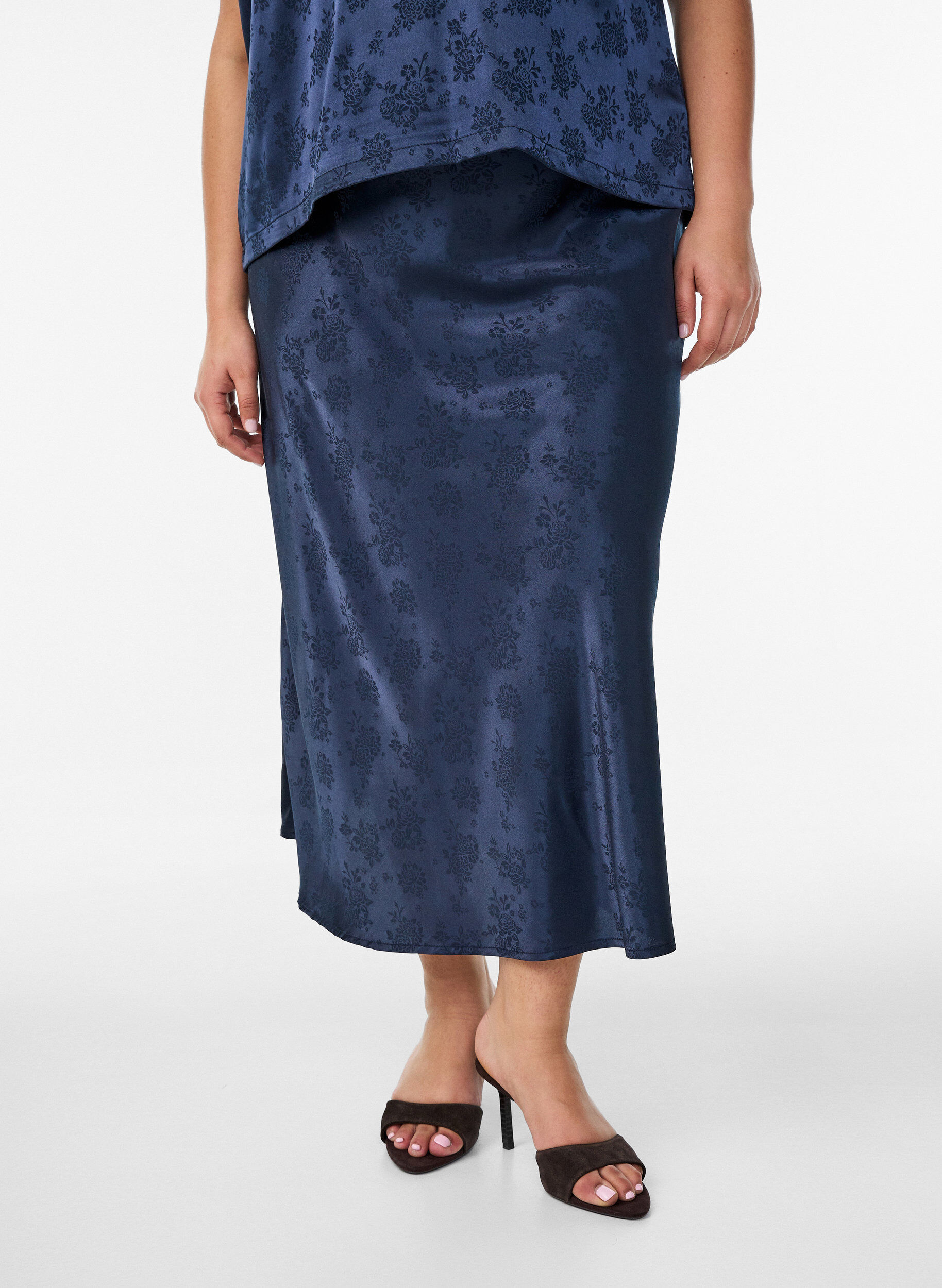 ZizziRock aus Satin mit Ton-in-Ton-Blumenmuster, Blau, Model image number 2