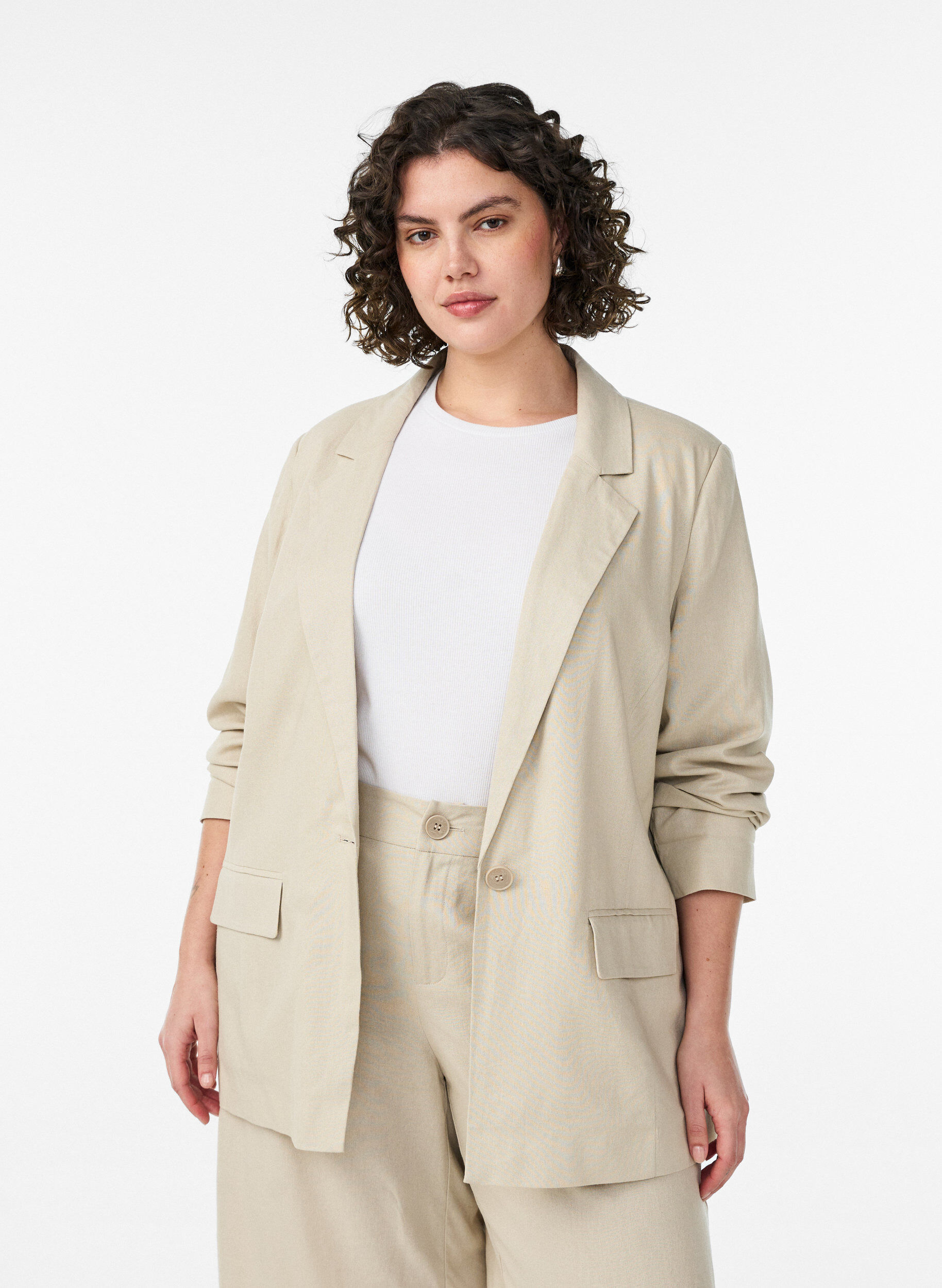 Zizzi Blazer aus Leinen und Viskose mit Revers und Taschen, Beige, Model image number 0
