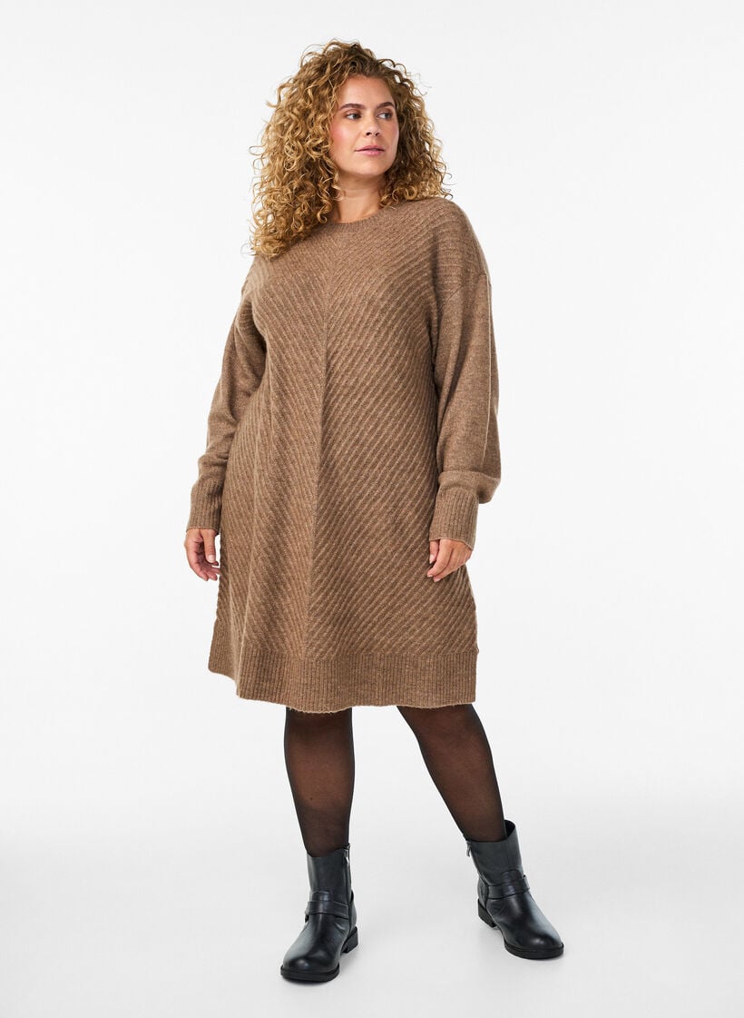 Kurzes Strickkleid mit V-f&ouml;rmigem Strukturmuster, Braun, Model image number 1