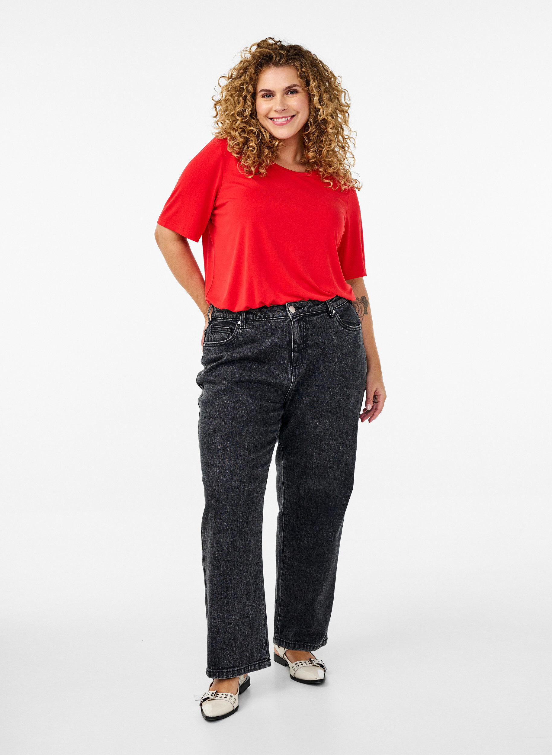 Zizzi T-Shirt aus TENCEL&trade; Modal mit Rundhalsausschnitt, Rot, Model image number 1