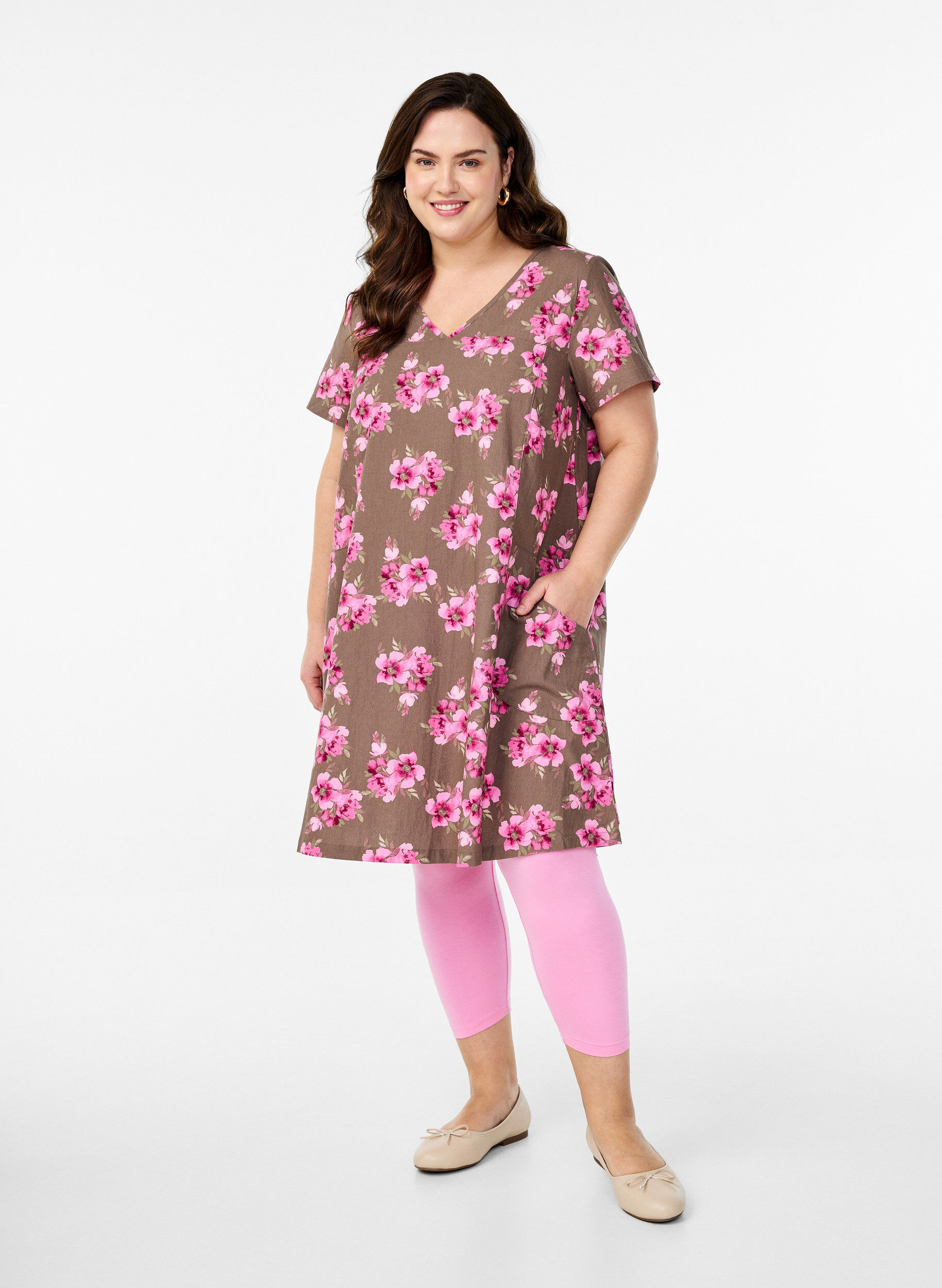 Zizzi Kurzes A-Linien-Kleid mit floralem Print, Braun, Model image number 1