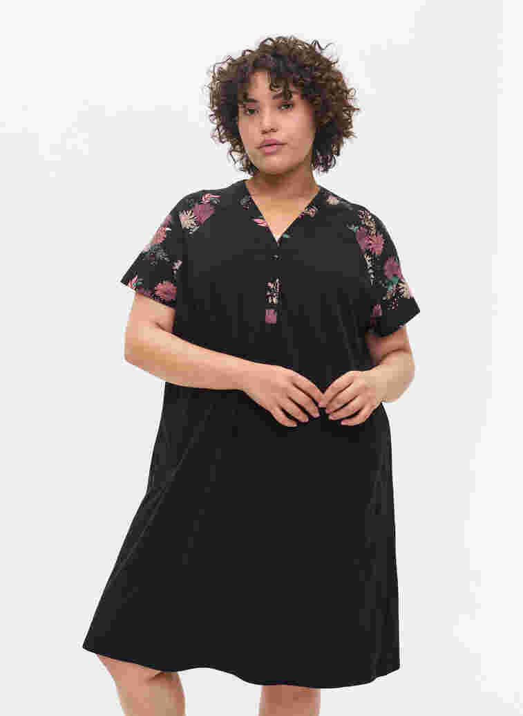 Kurzarm Nachthemd aus Baumwolle mit Printdetails, Black AOP Flower, Model image number 0