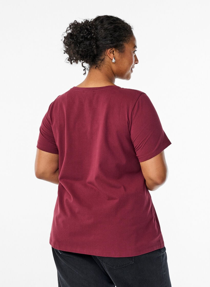 Einfarbiges Basic-T-Shirt aus Baumwolle, Dunkles Bordeaux, Model image number 2