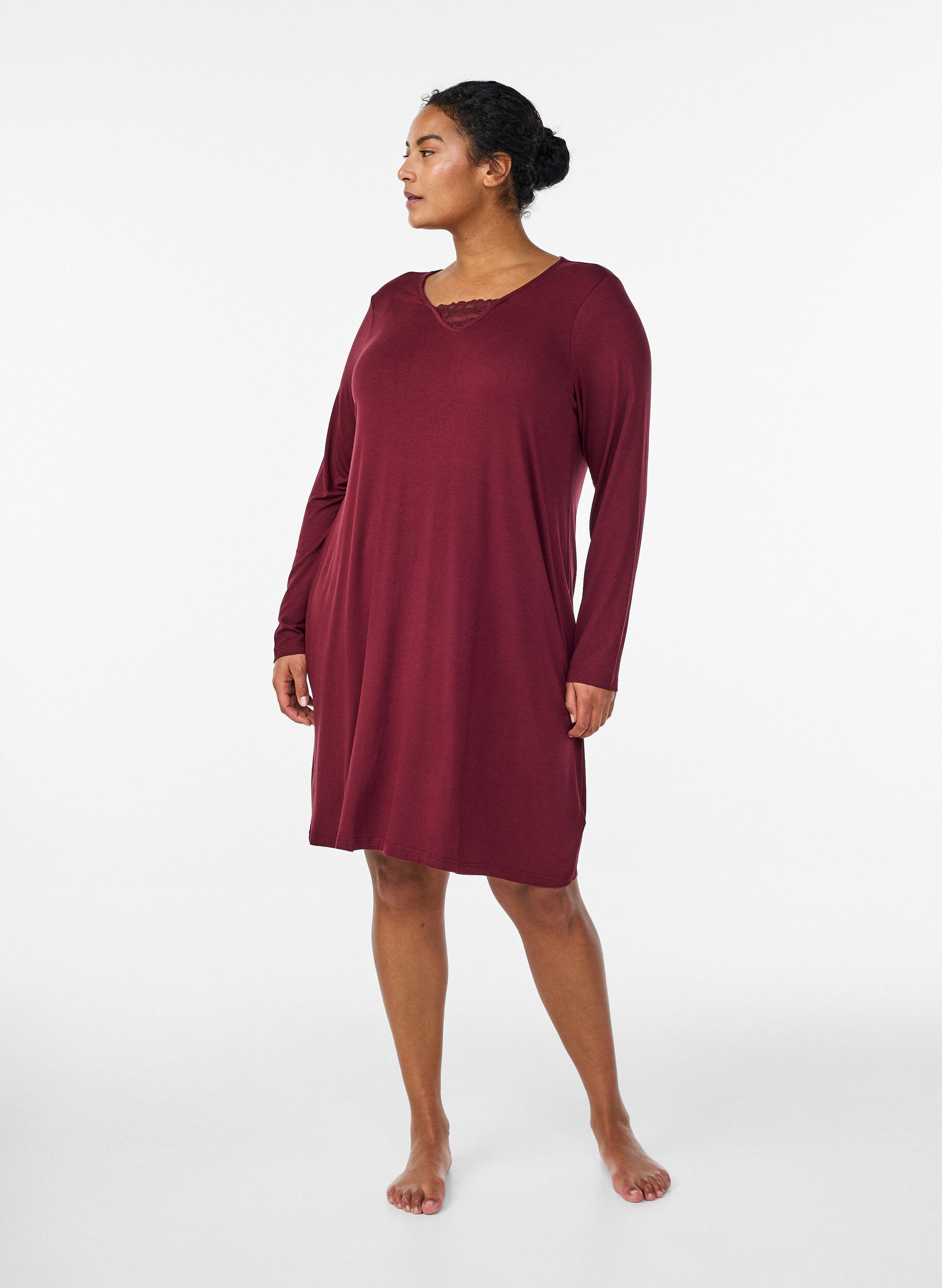 Zizzi Lang&auml;rmliges Nachthemd mit Spitzeneinsatz und V-Ausschnitt, Rot, Model image number 1