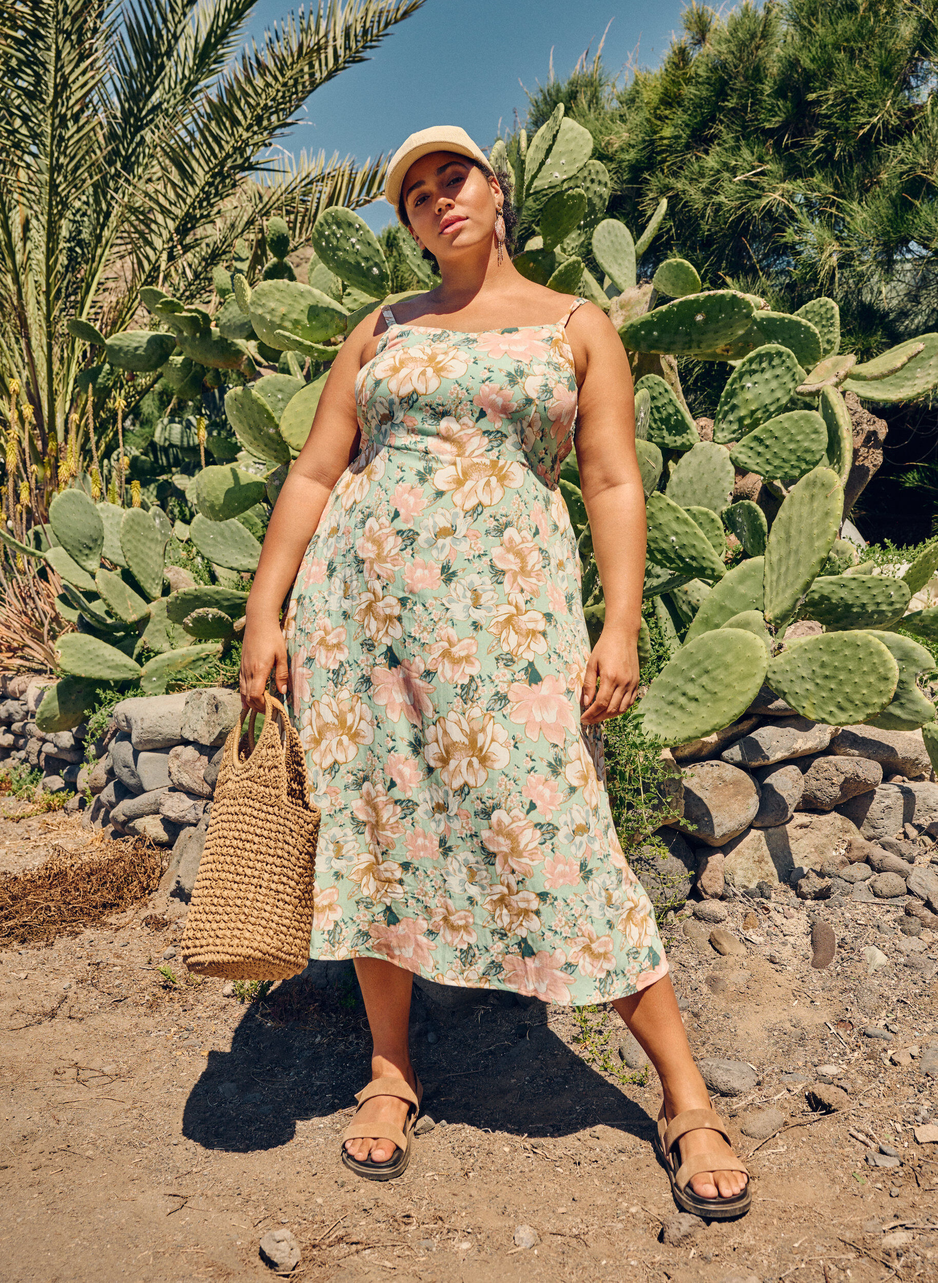 Zizzi Gebl&uuml;mtes Tr&auml;gerkleid aus Viskose mit Smok, Green Flower, Image image number 0