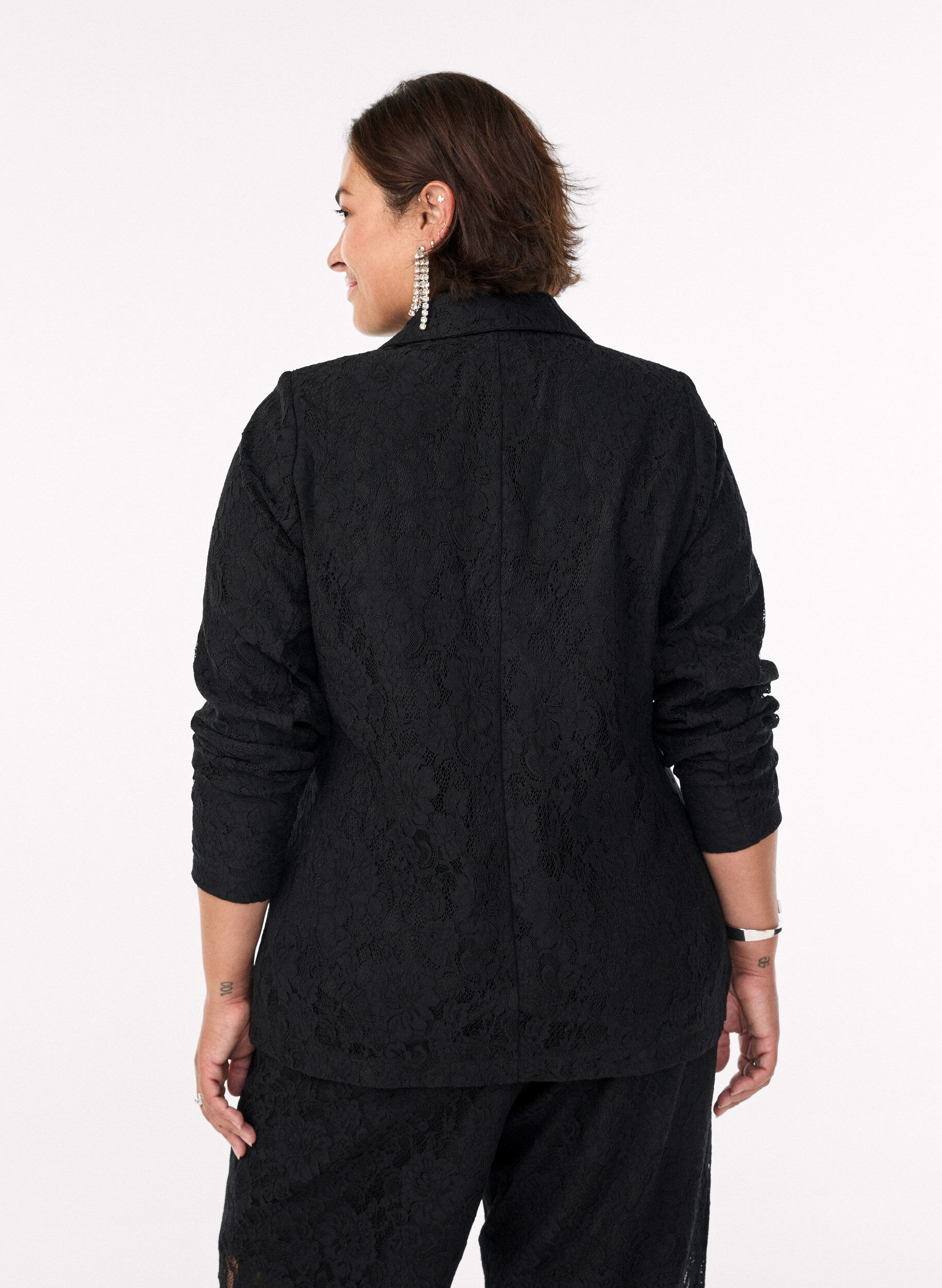 Zizzi Spitzenblazer mit Knopfverschluss, Schwarz, Model image number 2