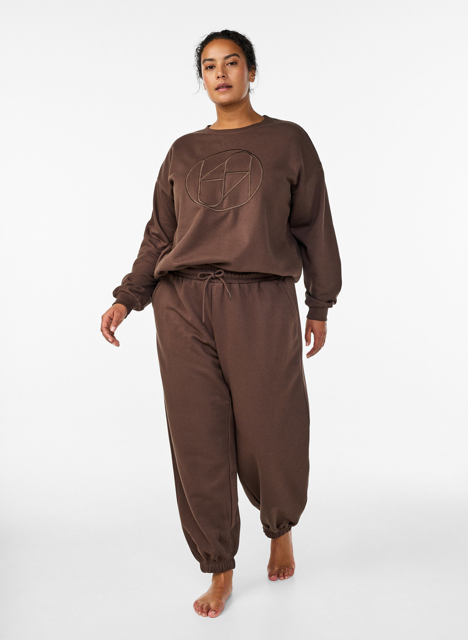 Hoch taillierte Sweatpants mit Taschen, Braun, Model