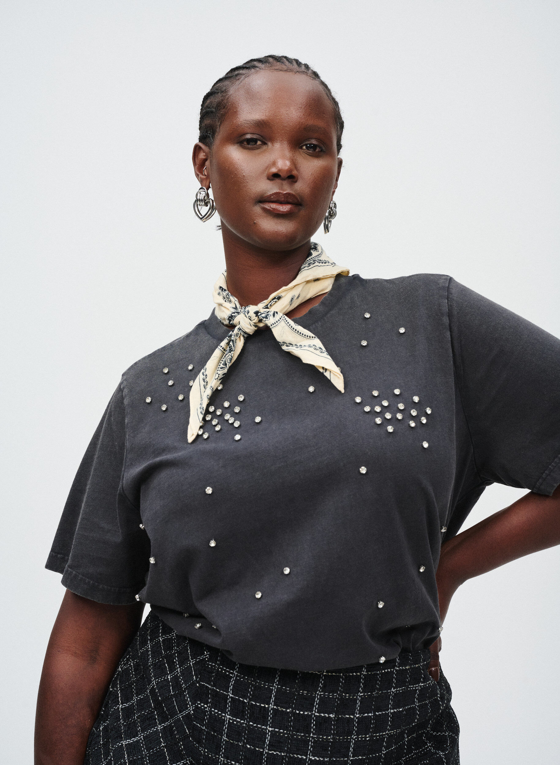 Zizzi T-Shirt mit Strasssteinen in abgenutzter Optik, Grau, Image image number 0