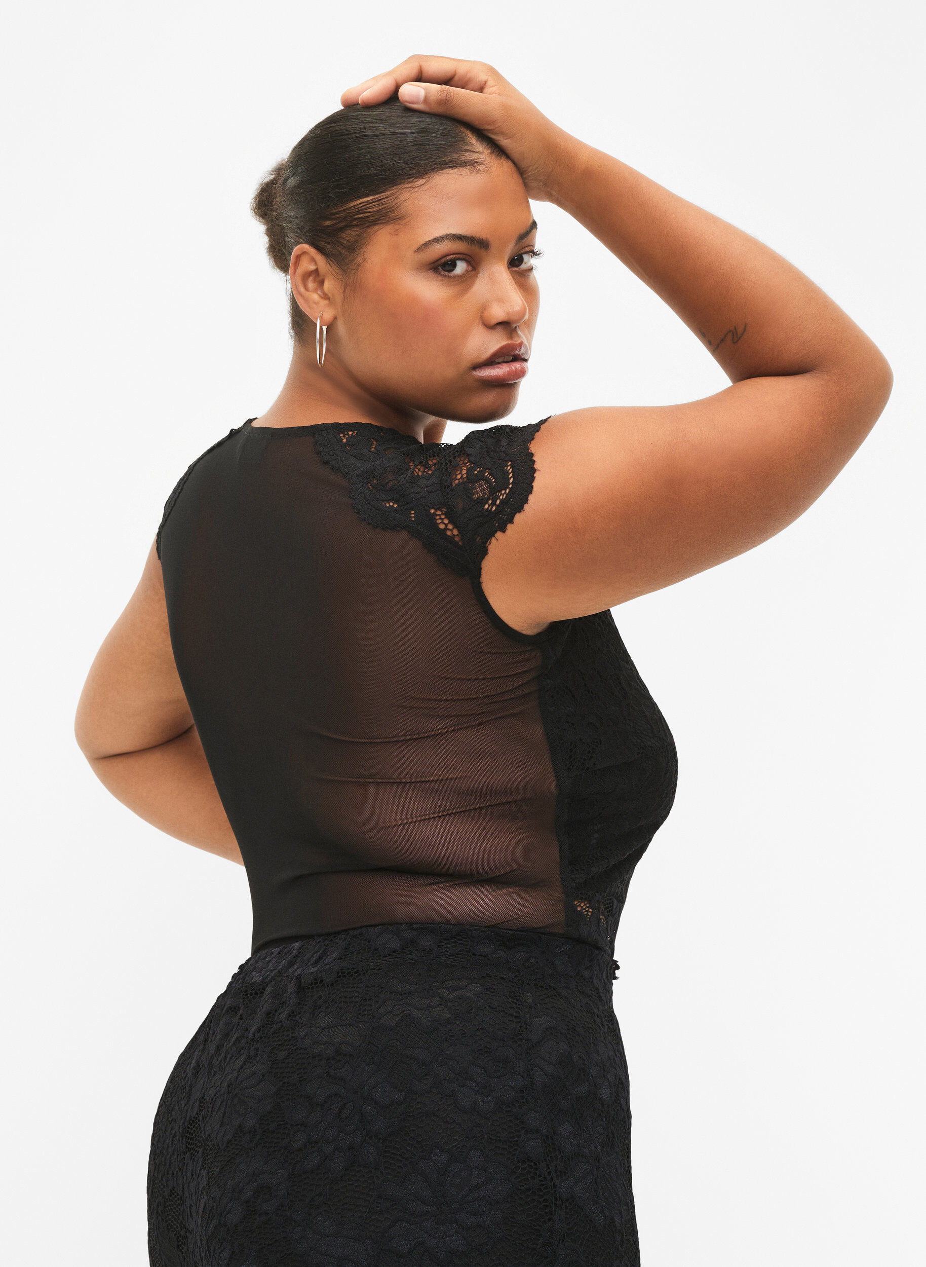 Zizzi Bodystocking mit Spitze und V-Ausschnitt, Black, Model image number 1