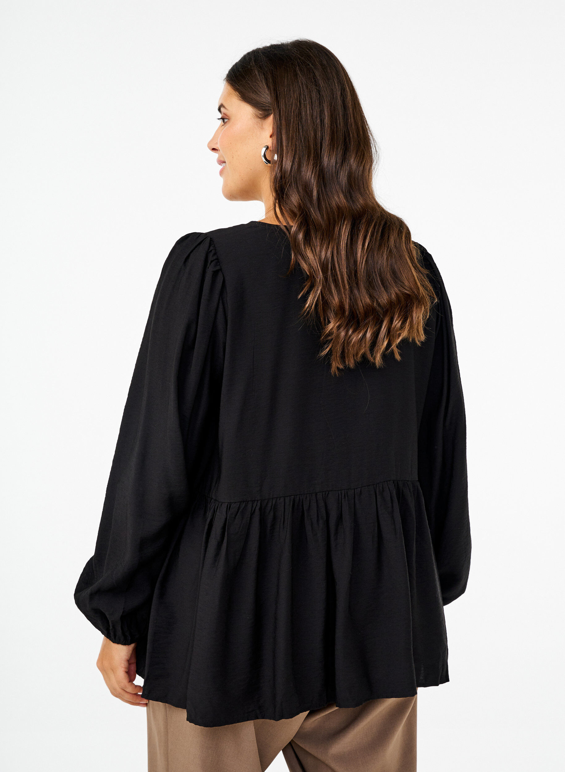 Zizzi Bluse mit Perlenschleifen und langen &Auml;rmeln, Black, Model image number 1