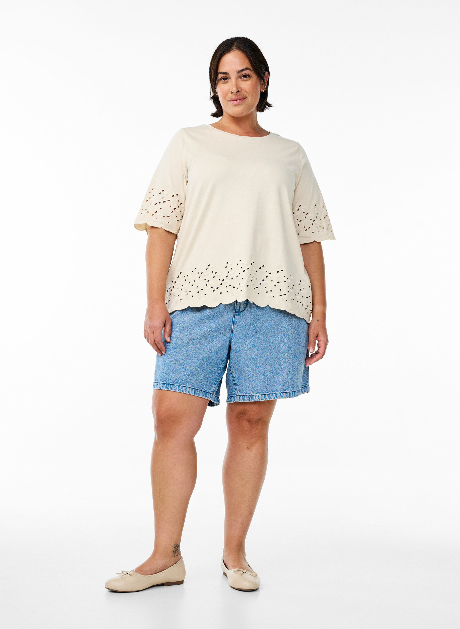 Zizzi T-Shirt Mit Broderie Anglaise Und Gewellten Kanten, Beige, Model image number 1
