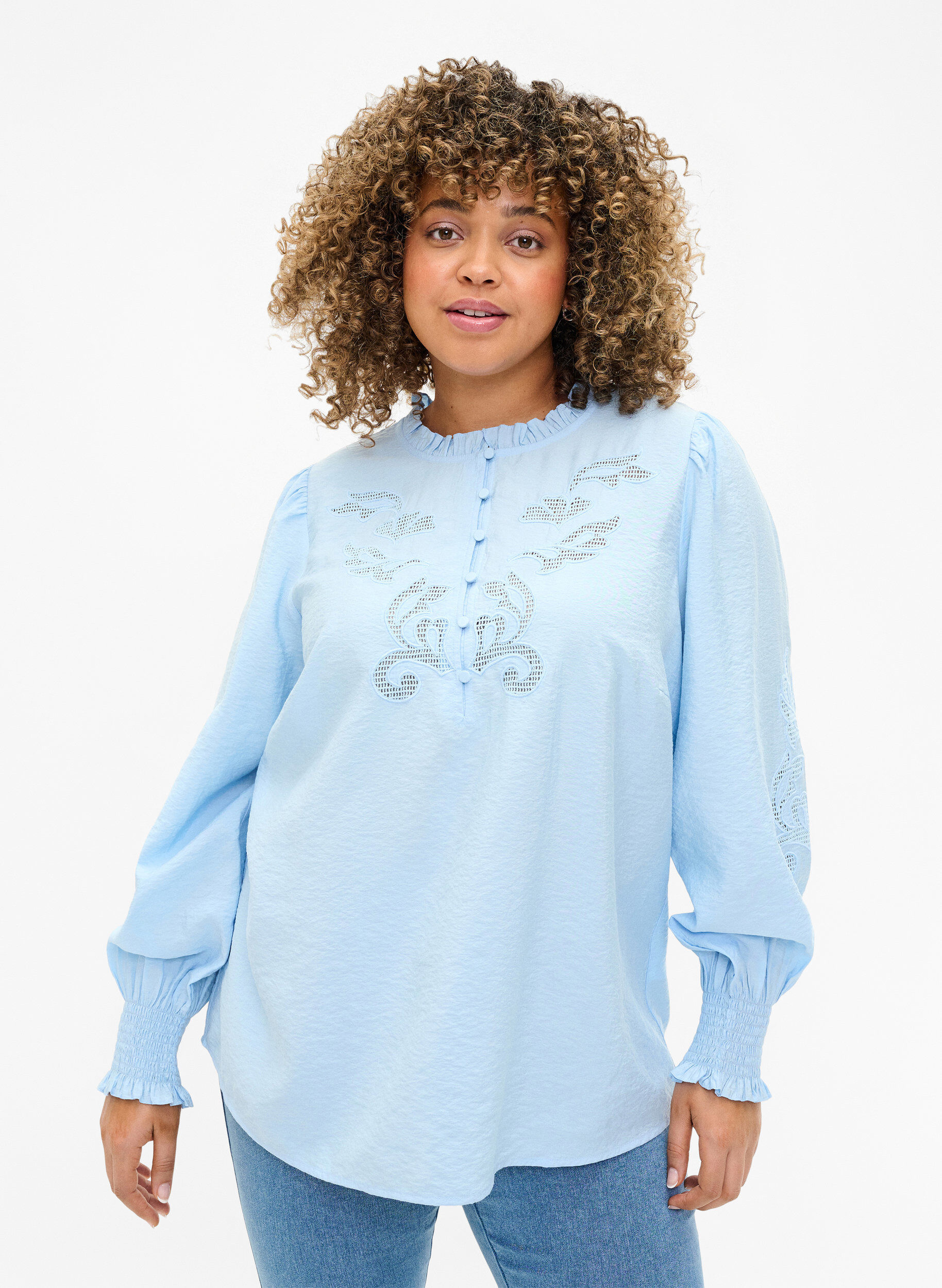 Zizzi Bluse mit R&uuml;schen und Lochstickerei, Chambray Blue, Model image number 0