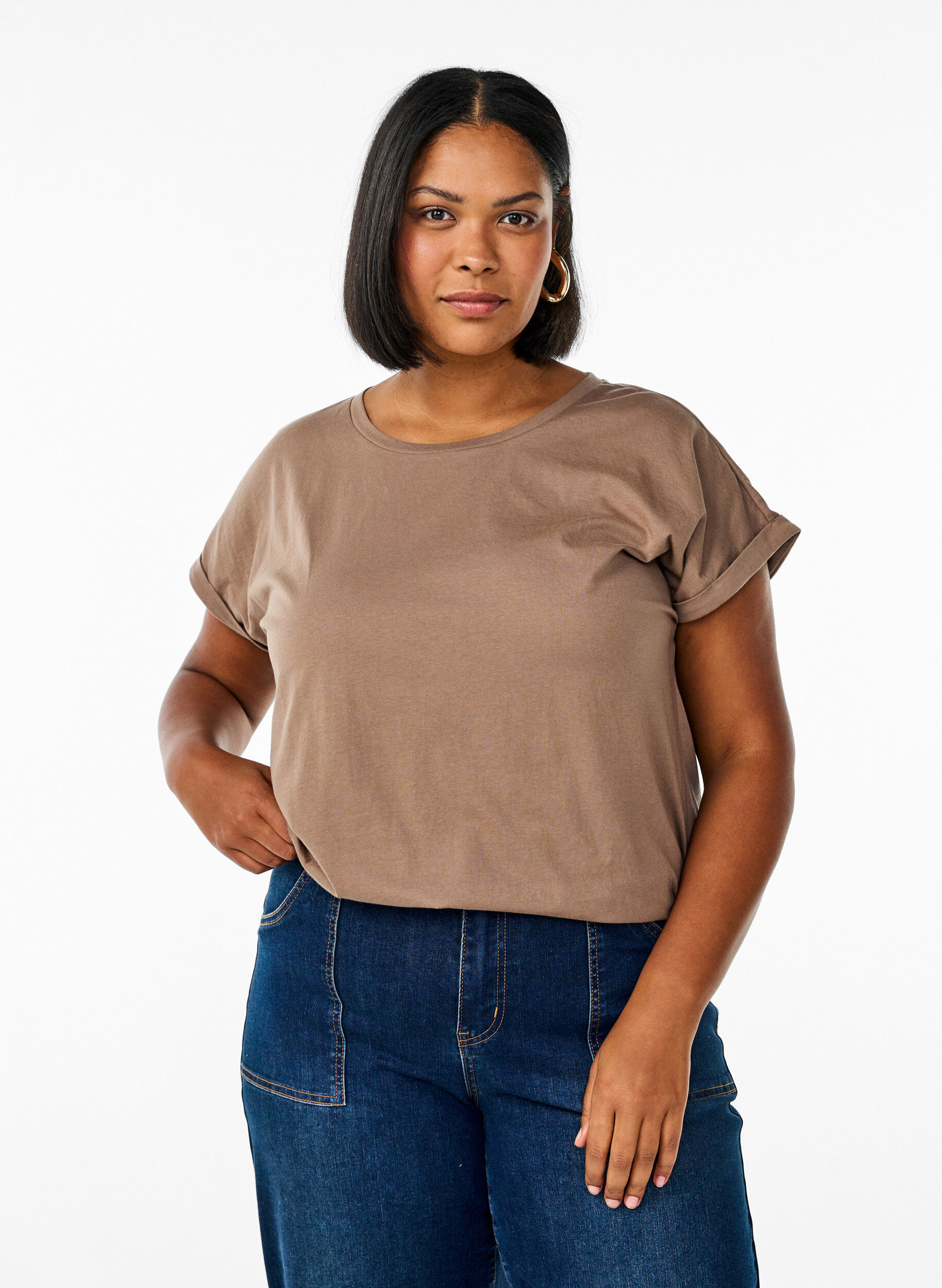 Kurz&auml;rmliges T-Shirt aus einer Baumwollmischung, Braun, Model