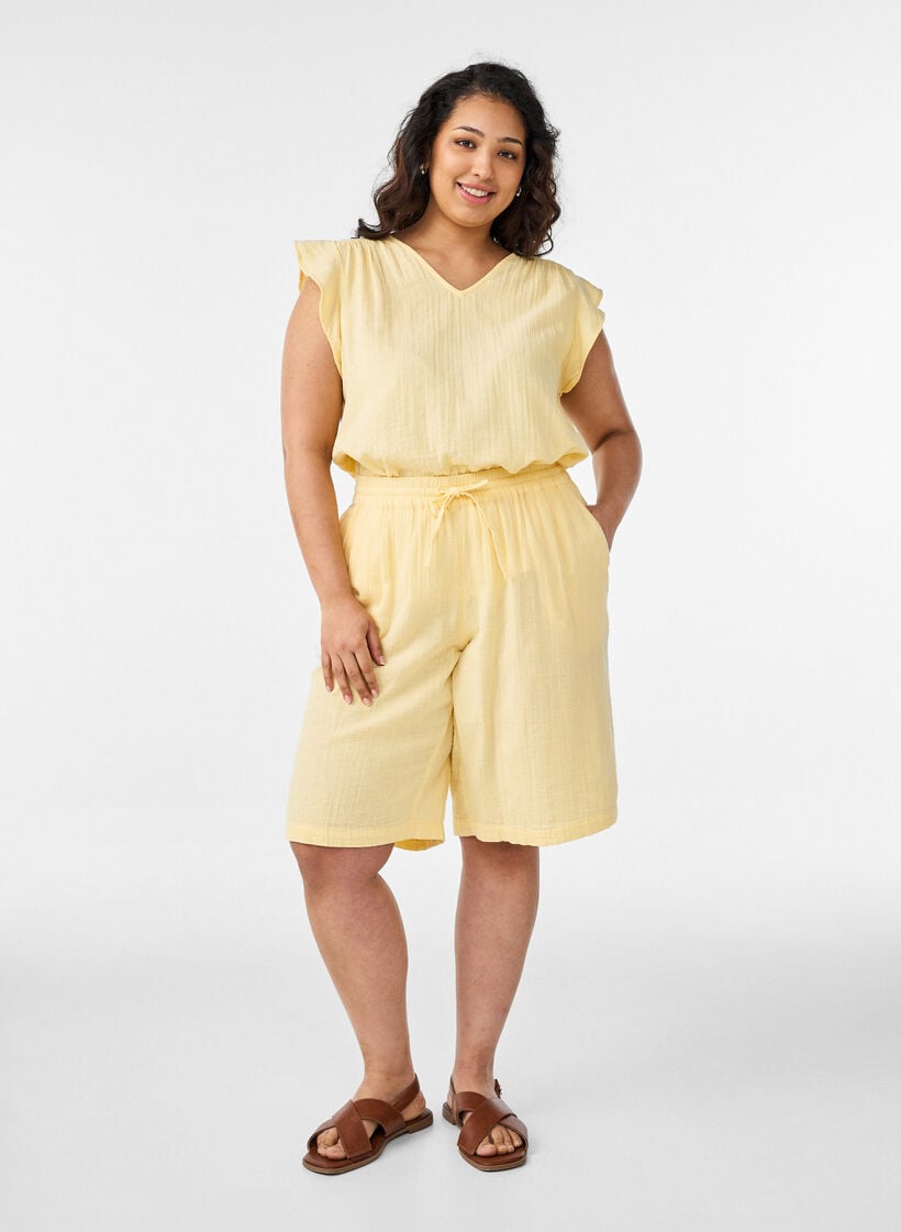 &Auml;rmelloses Oberteil aus Baumwollmusselin mit R&uuml;schen, Gelb, Model image number 1