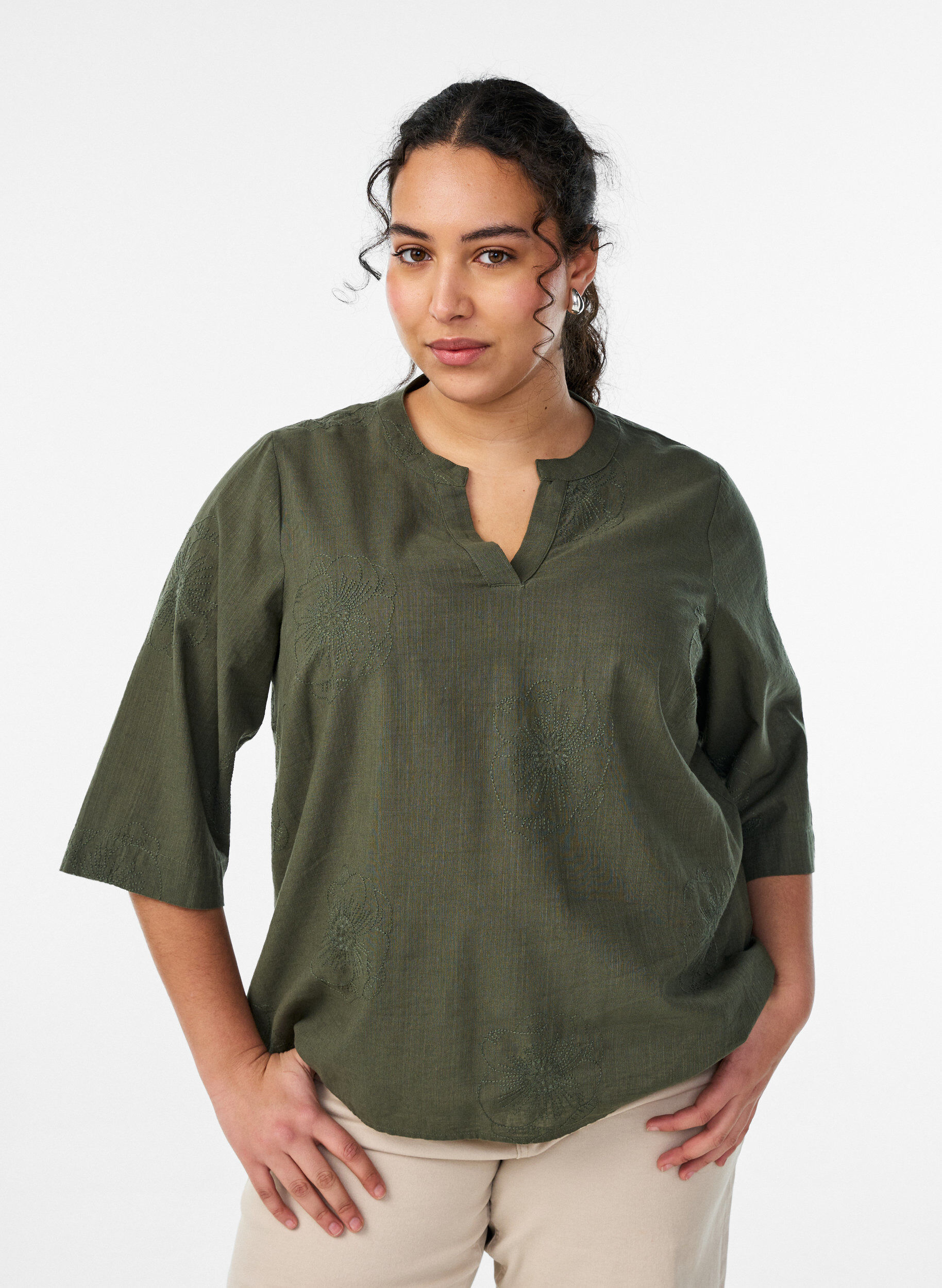 Zizzi Bluse aus Baumwolle mit gestickten Details und 3/4-&Auml;rmeln, Gr&uuml;n, Model image number 0
