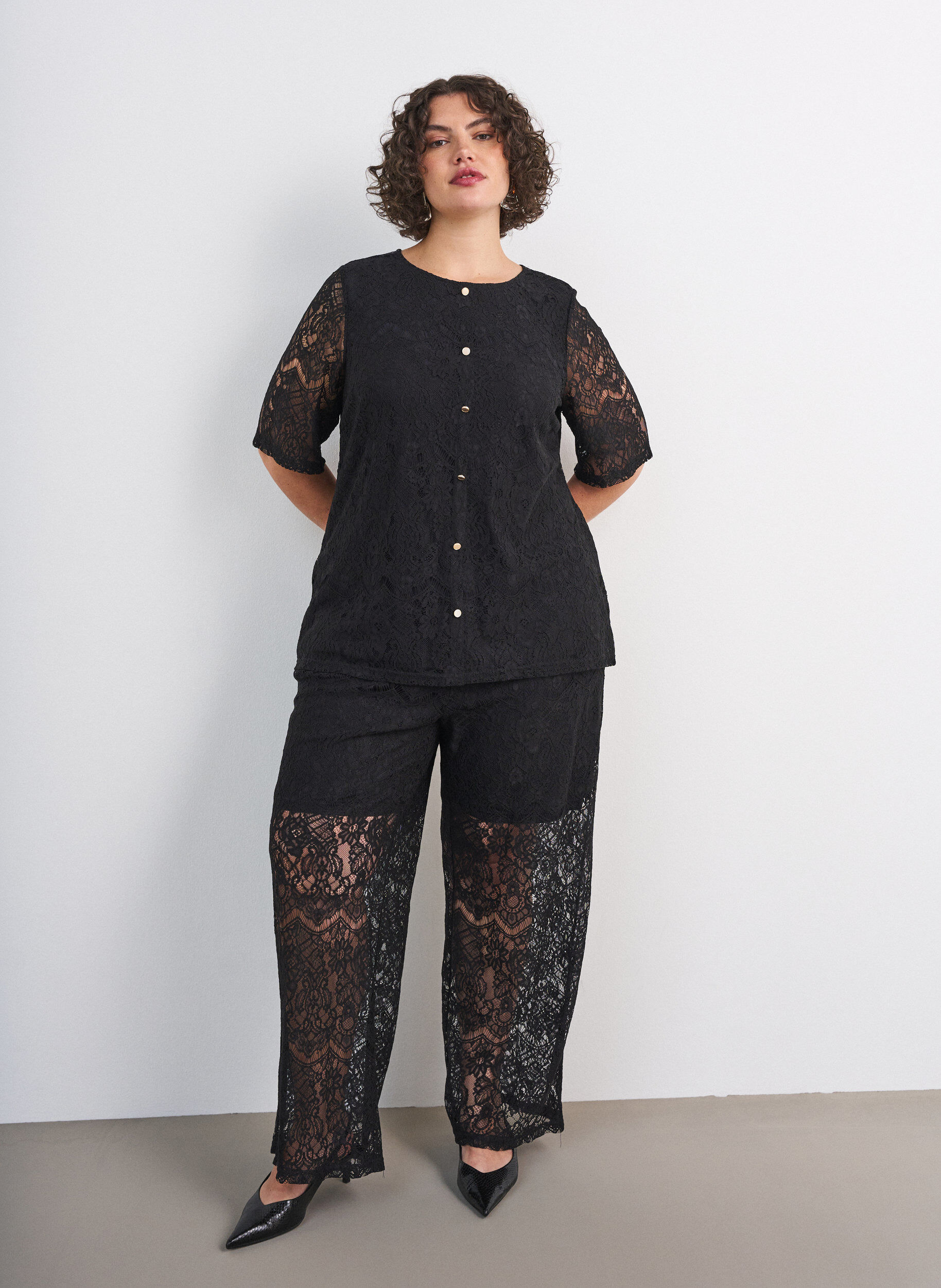 ZizziBluse aus Spitze mit Zierkn&ouml;pfen, Schwarz, Model image number 1