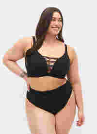 Hochtaillierter Bikinislip mit hohem Beinausschnitt, Black, Model