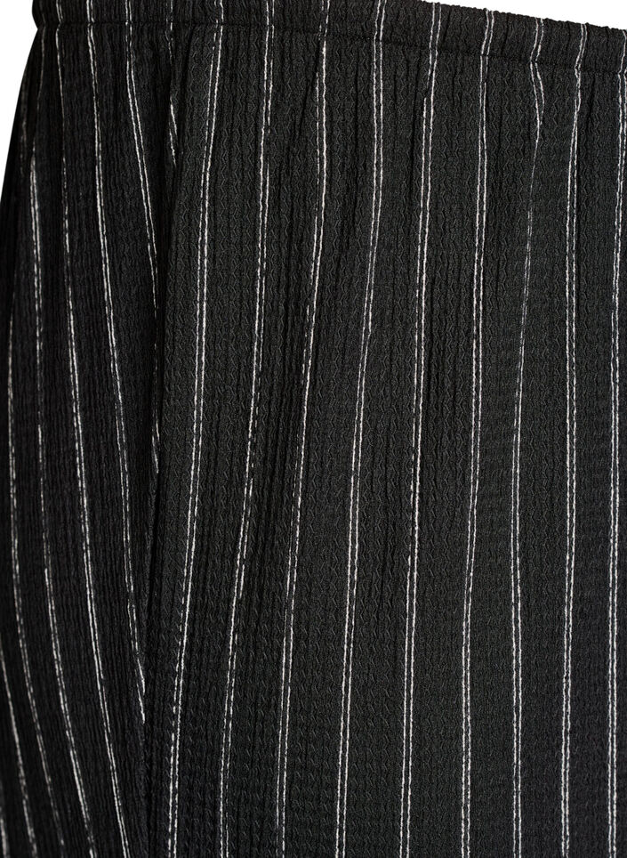 Hose mit weitem Bein aus einem leichten strukturierten Stoff, Schwarz, Packshot image number 2