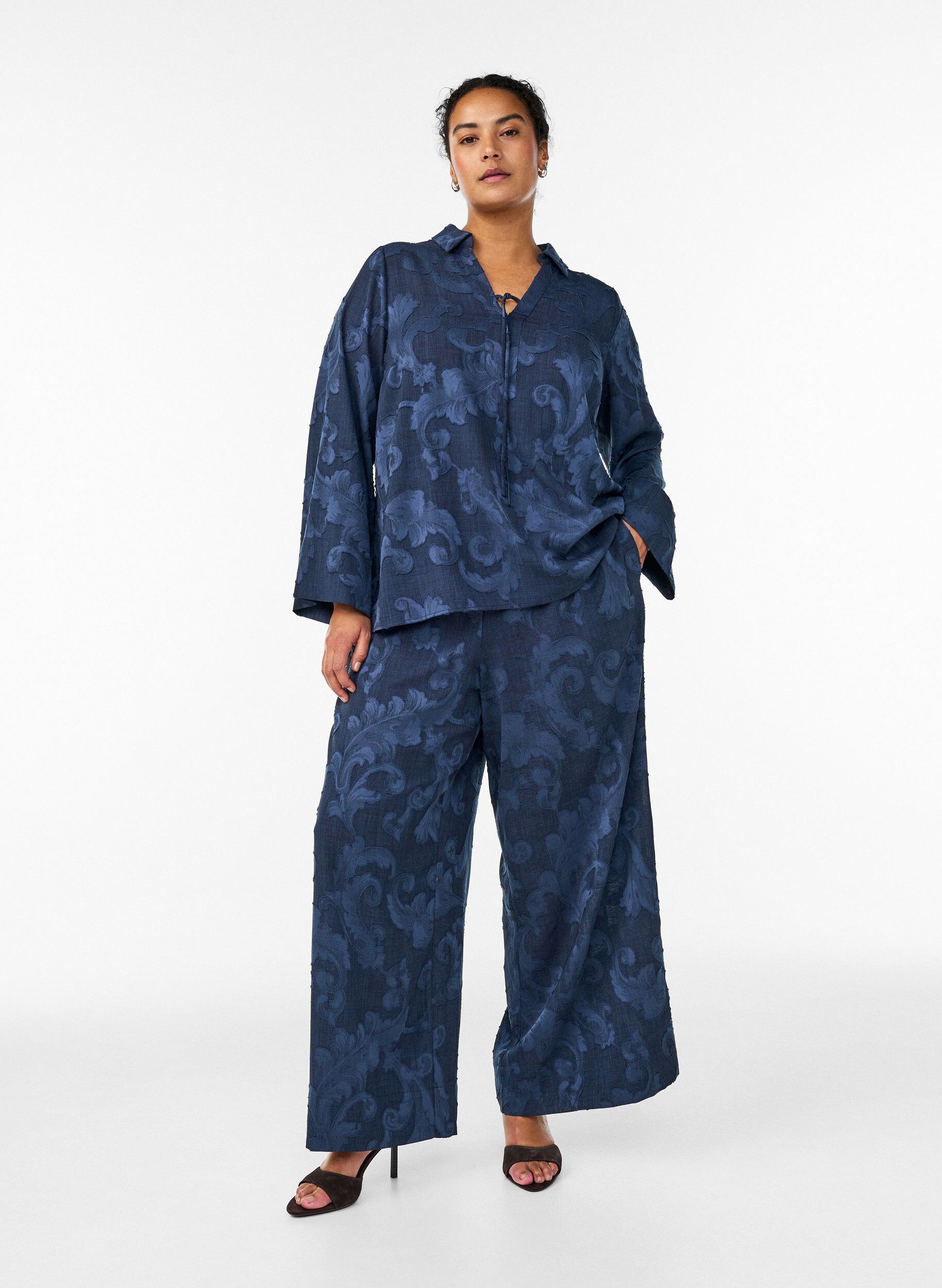 Lockere Hose mit strukturiertem Ton-in-Ton-Muster, Blau, Model