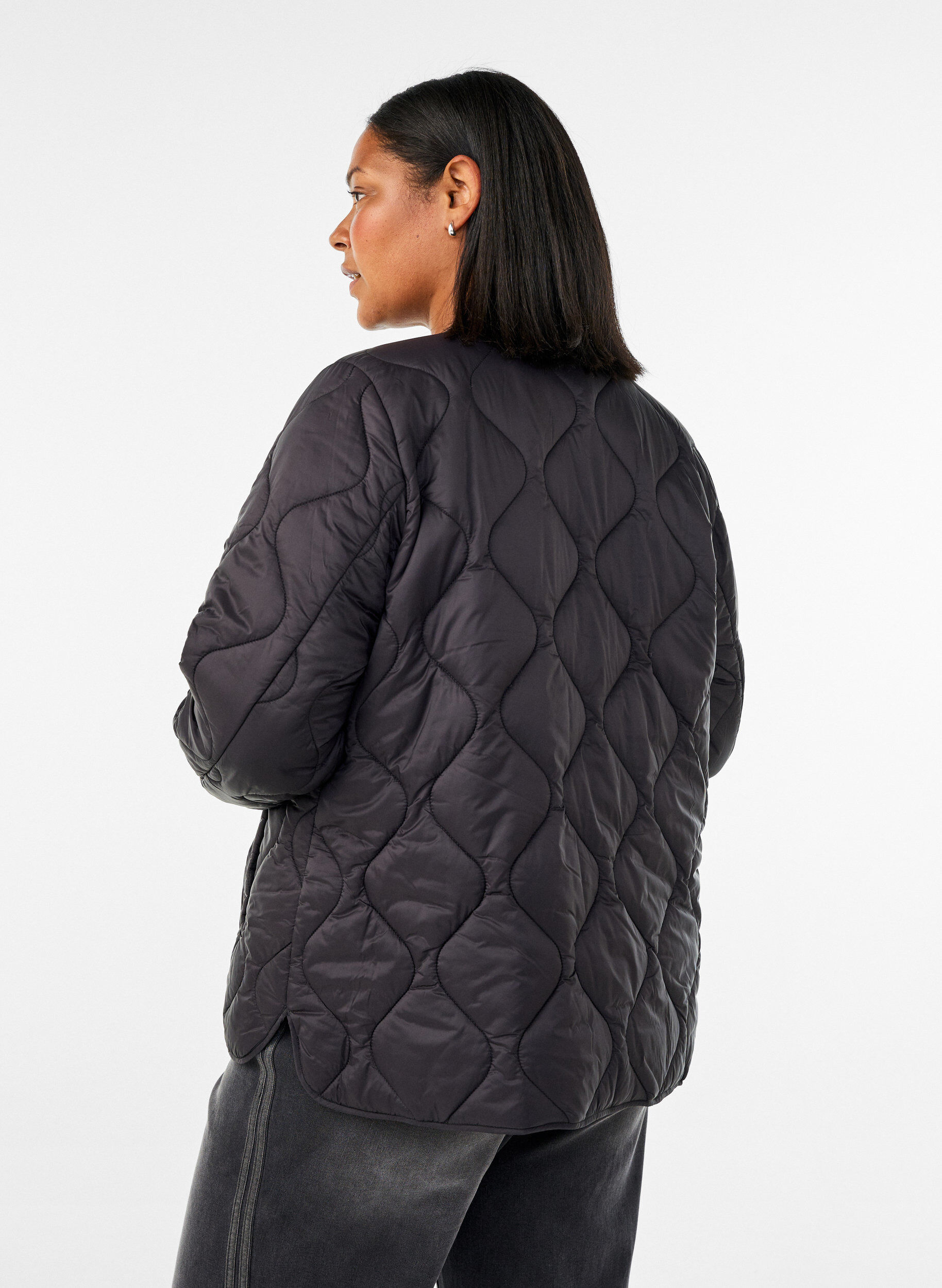 ZizziSteppjacke mit Druckkn&ouml;pfen und Rundhalsausschnitt, Schwarz, Model image number 2
