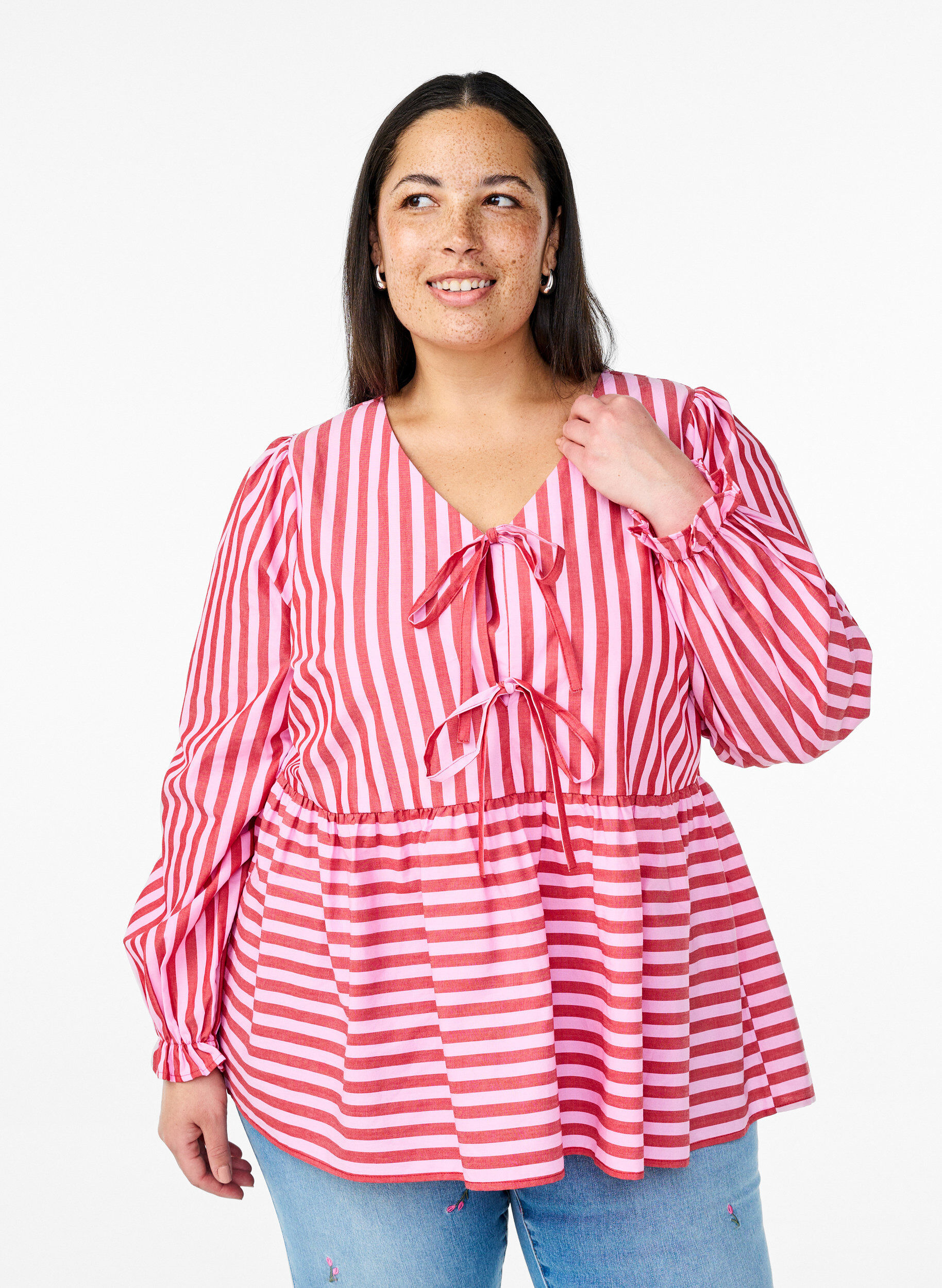 Zizzi Bluse mit Streifen und Schleifen, Rot, Model image number 0