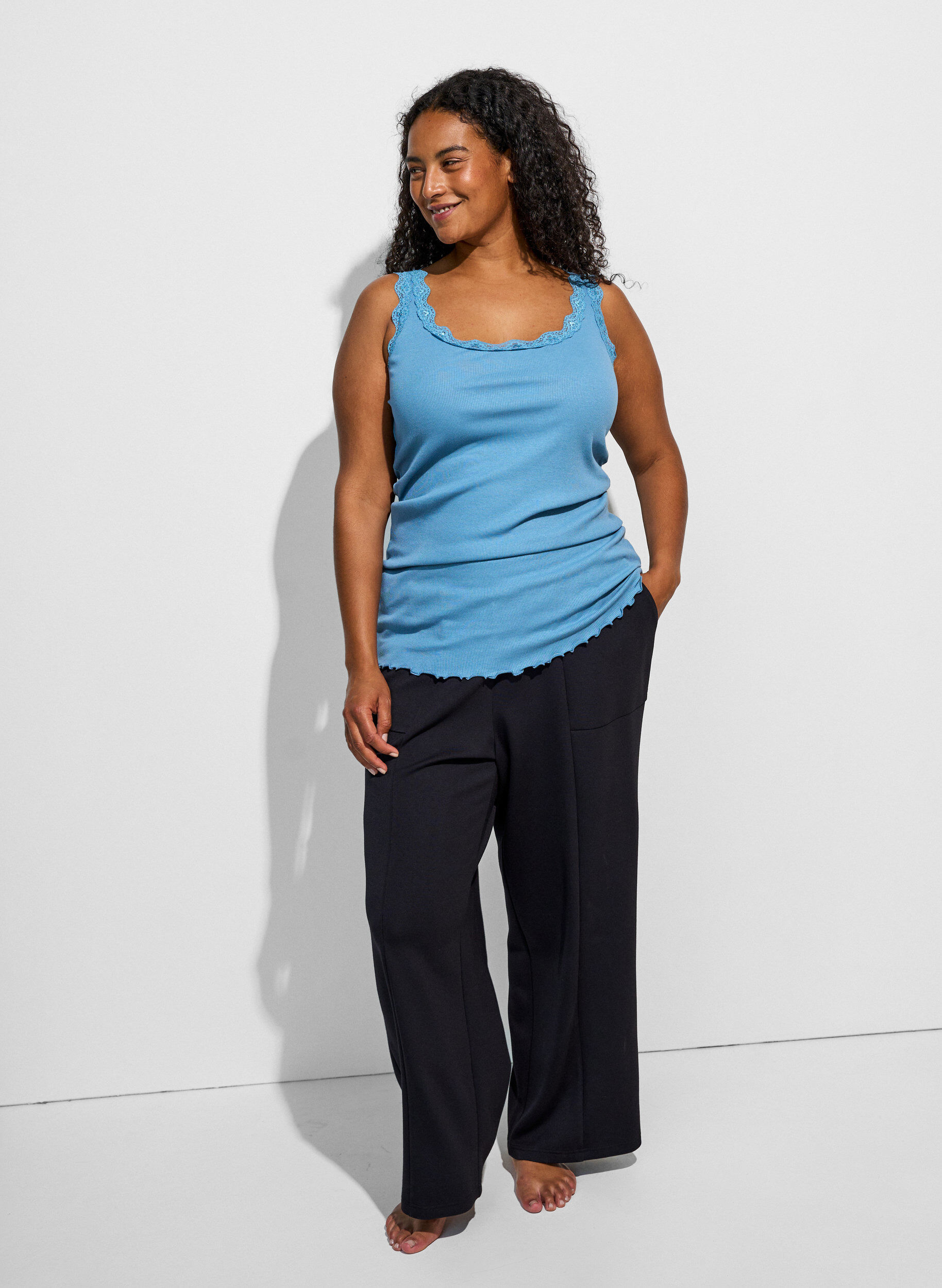 ZizziTop mit Spitzensaum, Blau, Model image number 1