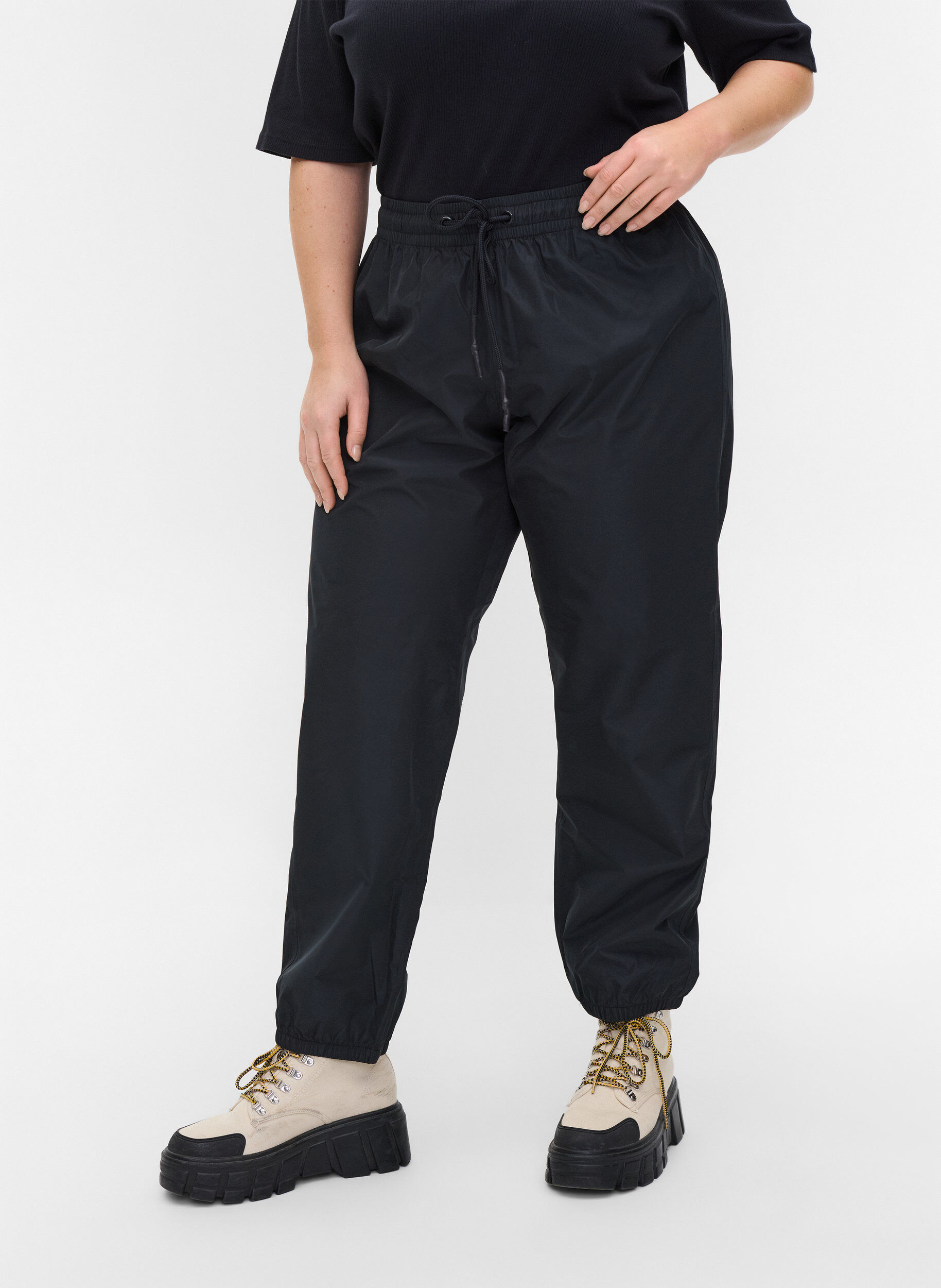 Zizzi Regenhose mit Gummibund und Schn&uuml;ren, Black, Model image number 2