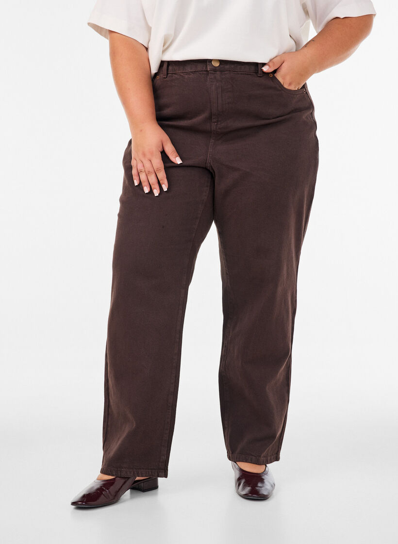 Farbige Jeans Kiana mit gerader Passform, Braun, Model