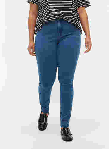 Hochtaillierte Super Slim Amy Jeans, Mid Blue, Model image number 2
