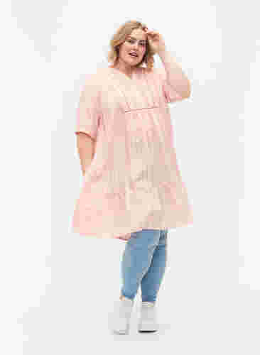 Gestreiftes Viskose Kleid mit Spitzenbändern, Strawberry Cream, Model image number 2