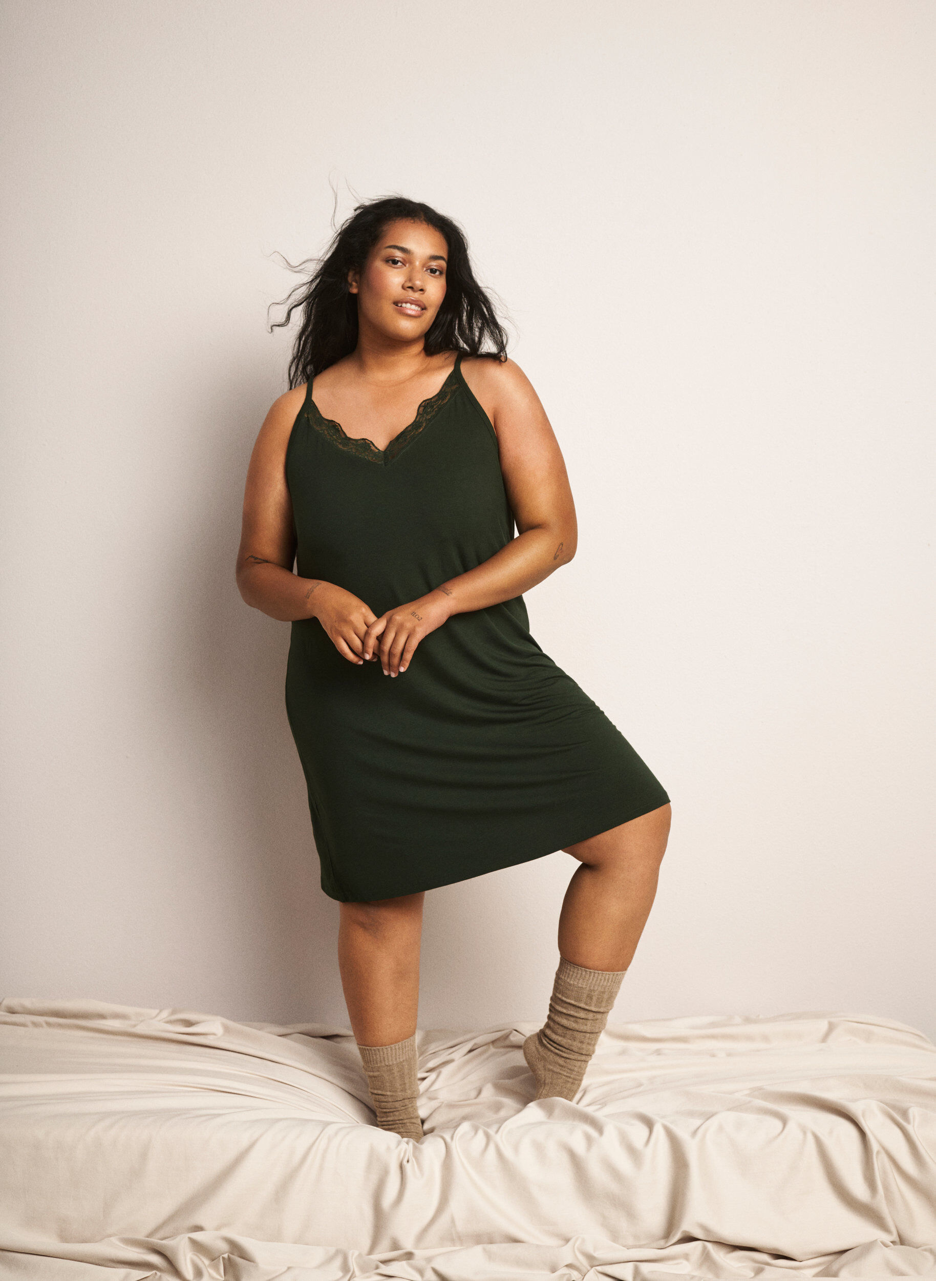 Neglig&eacute; mit Spitzensaum aus Viskose