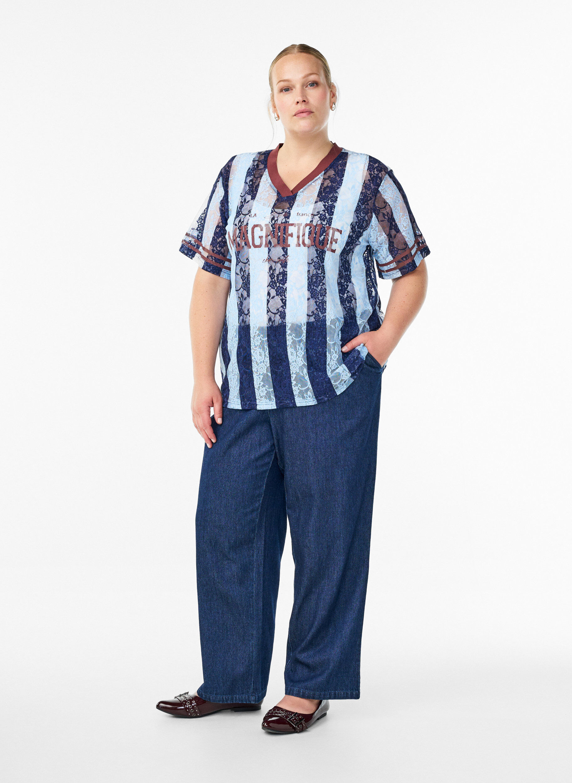 Zizzi Bluse mit Spitzendetails und Statement-Print, Blau, Model image number 1