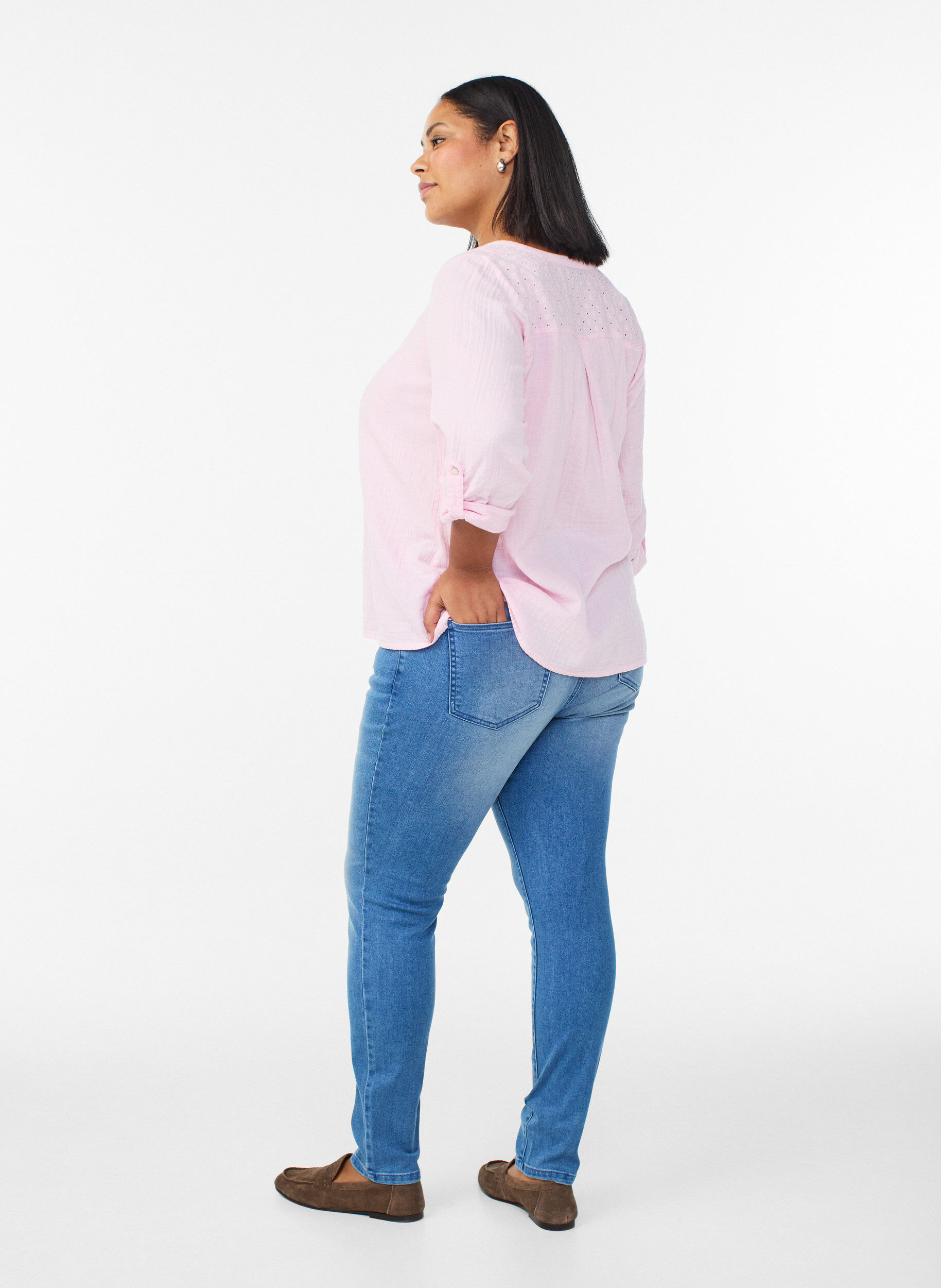 Zizzi Slim Fit Emily Jeans mit normaler Taillenh&ouml;he, Blau, Model image number 1
