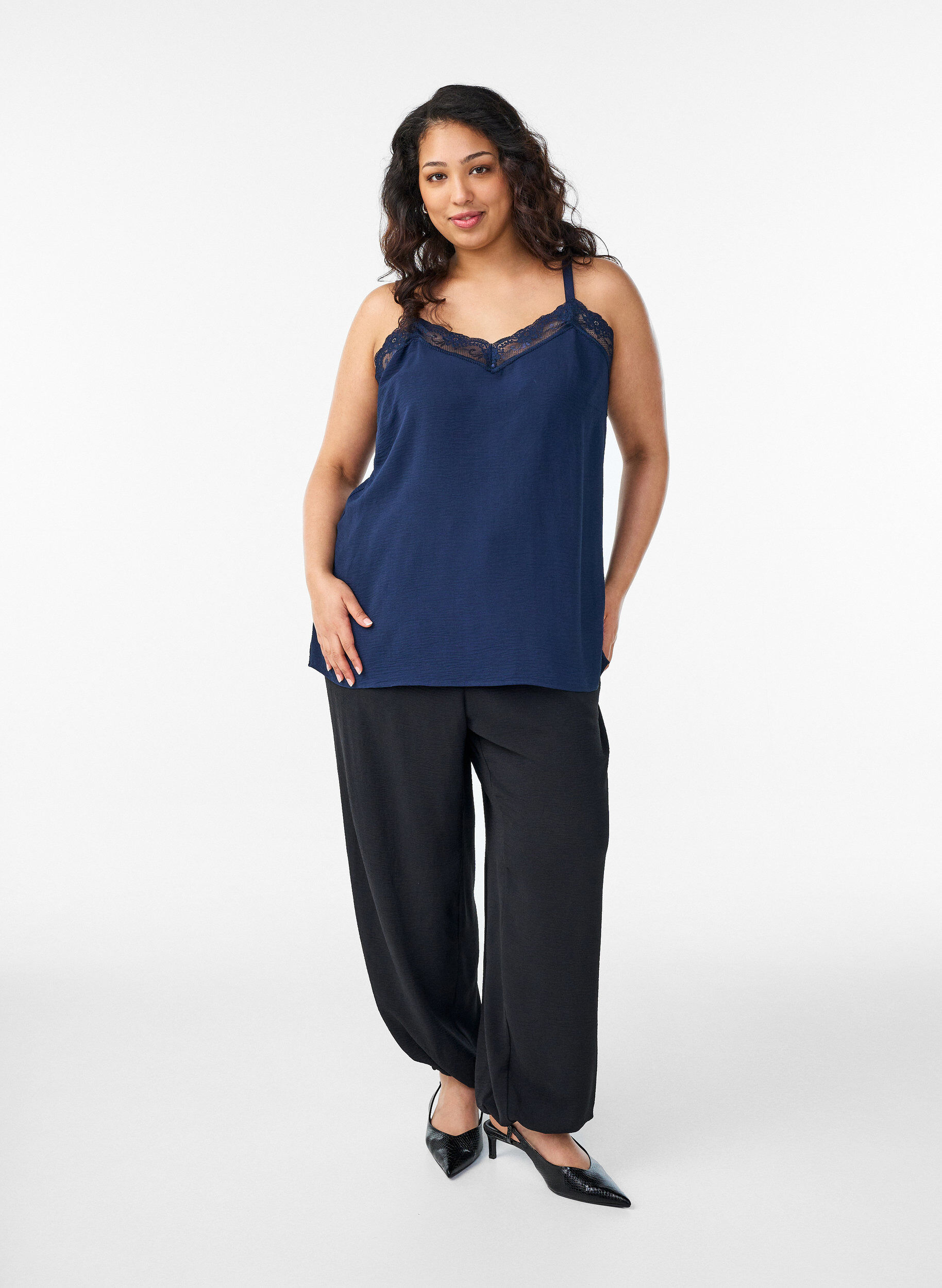 Zizzi Cami-Top mit V-Ausschnitt und Spitzen, Blau, Model image number 1