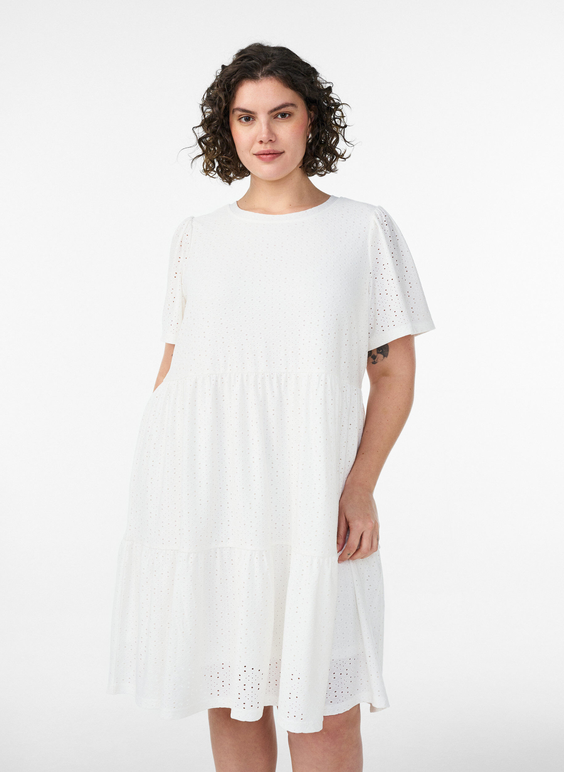 Kurzes Kleid mit Spitzenmuster und Lagenrock, Wei&szlig;, Model