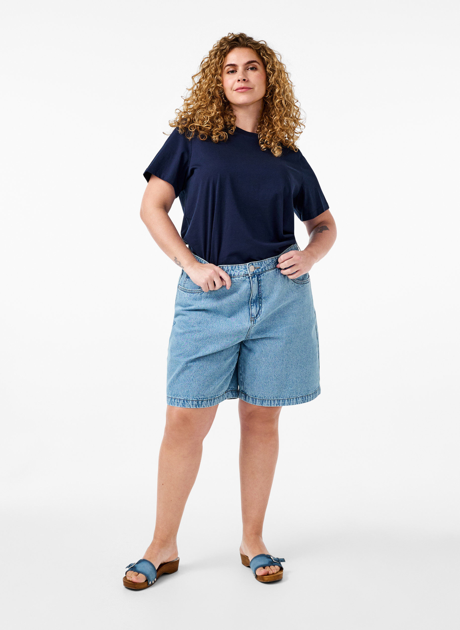 Zizzi Basic-T-Shirt aus Baumwolle mit Rundhalsausschnitt, Blau, Model image number 1