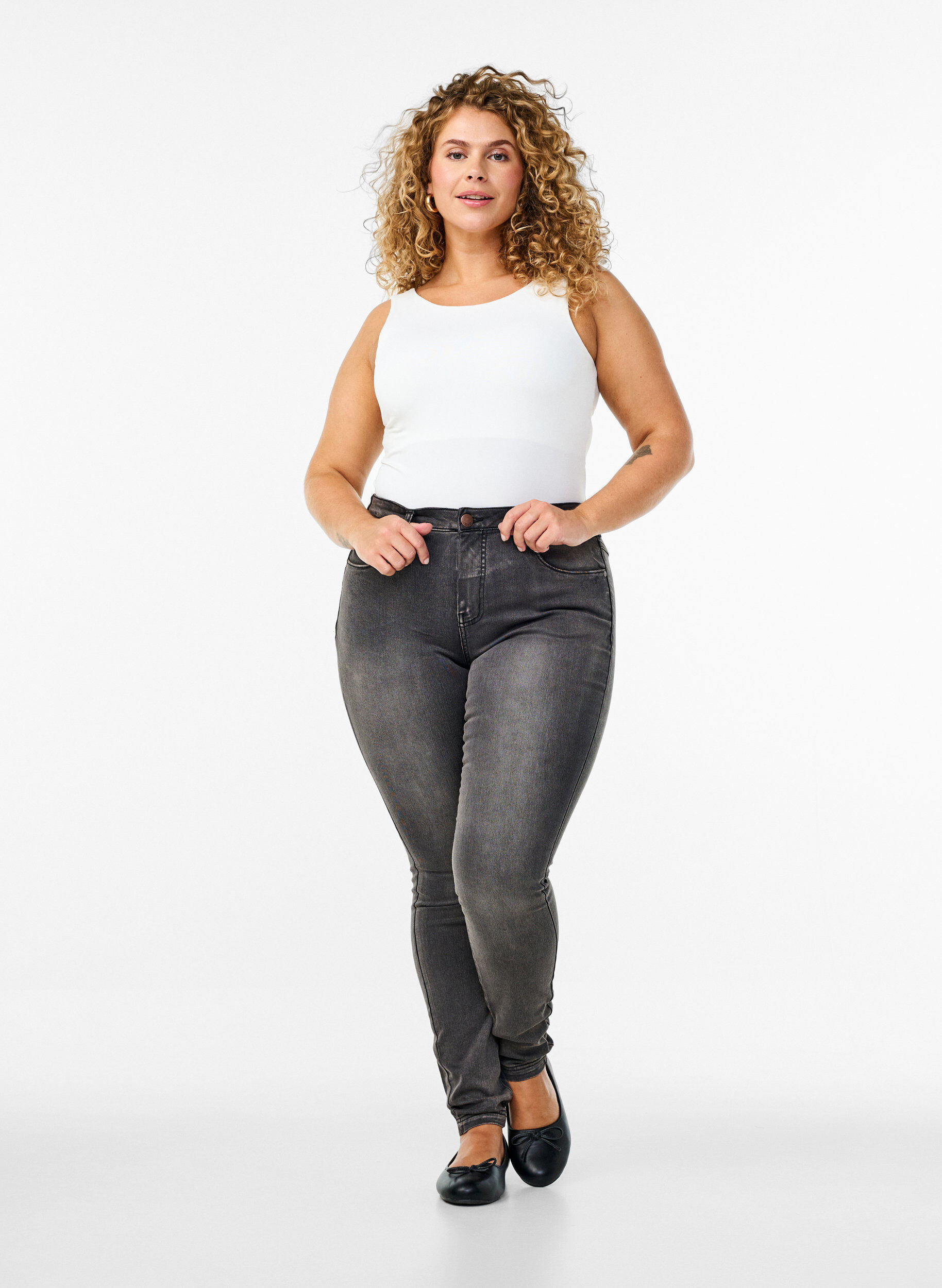 Super Slim Amy Jeans mit hoher Taille, Dark Grey Denim, Model