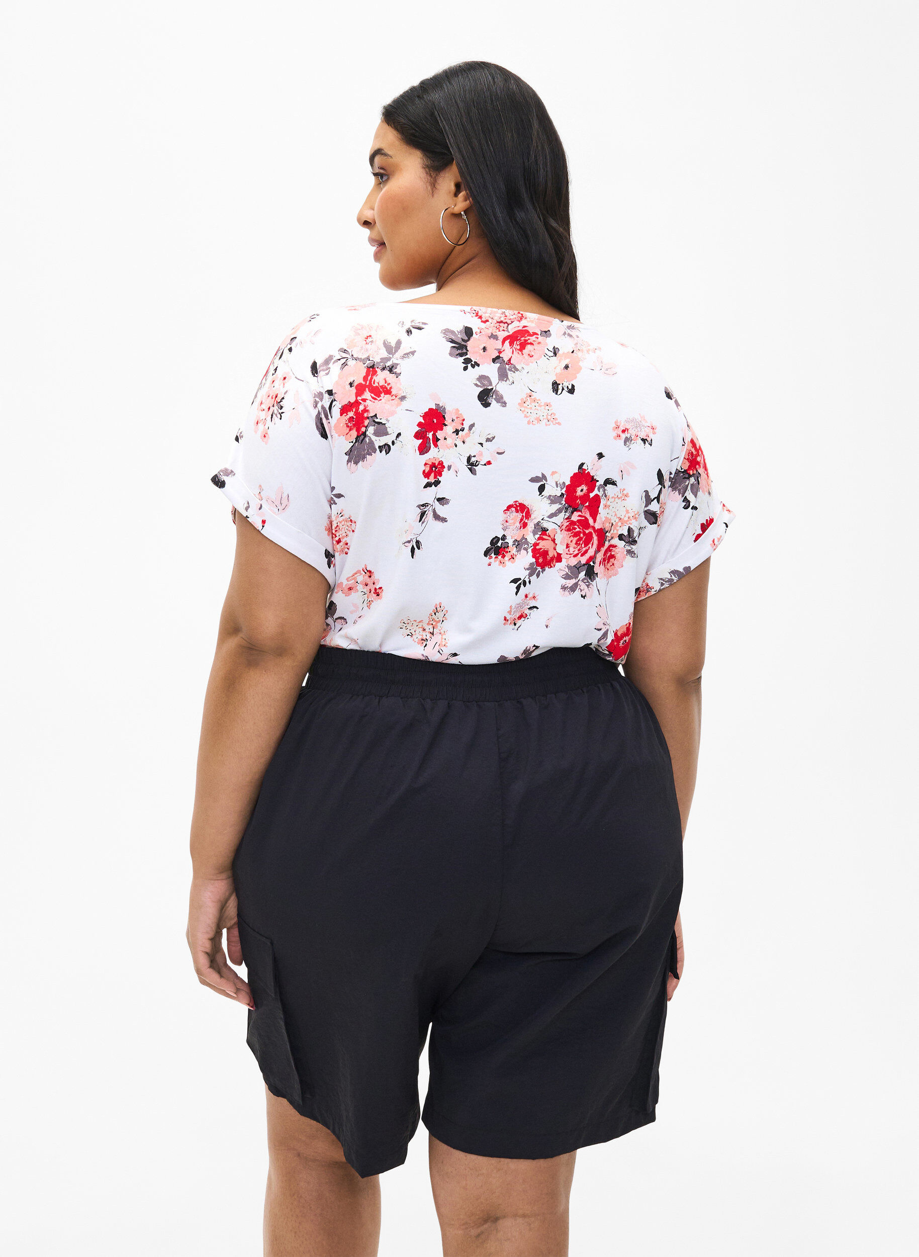 Zizzi Gebl&uuml;mte Bluse aus Viskose mit kurzen &Auml;rmeln, White AOP flower, Model image number 1