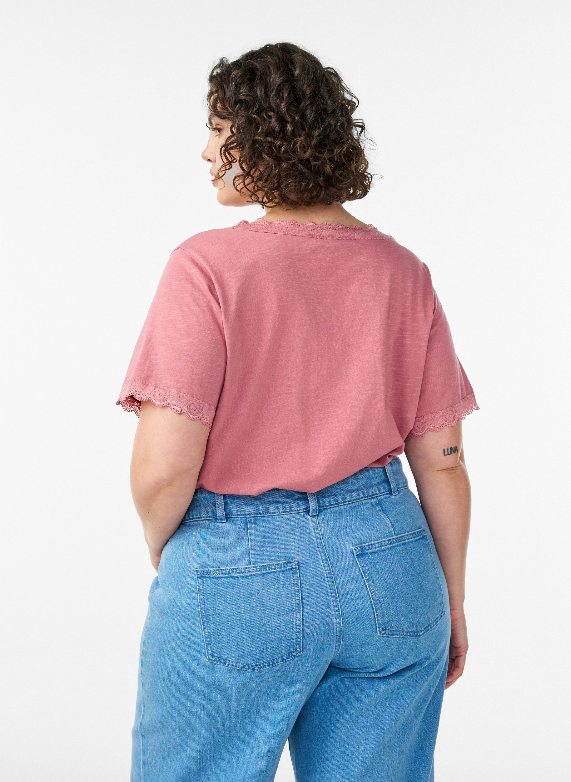 Zizzi T-Shirt mit Spitzenkante, Rot, Model image number 2