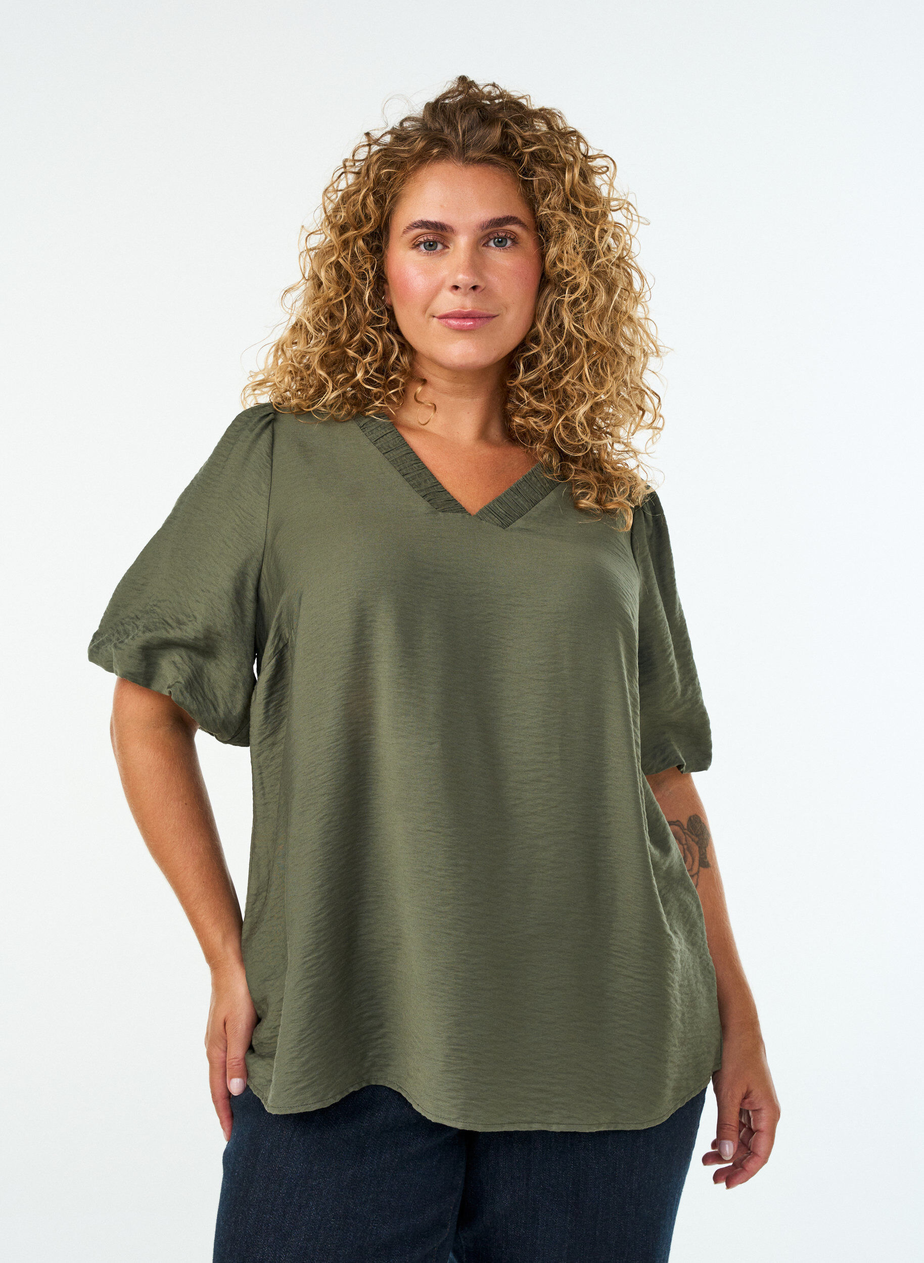 Bluse mit Ballon&auml;rmeln und V-Ausschnitt, Gr&uuml;n, Model
