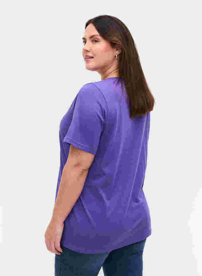 T-Shirt aus Bio-Baumwolle mit V-Ausschnitt, Ultra Violet, Model image number 1