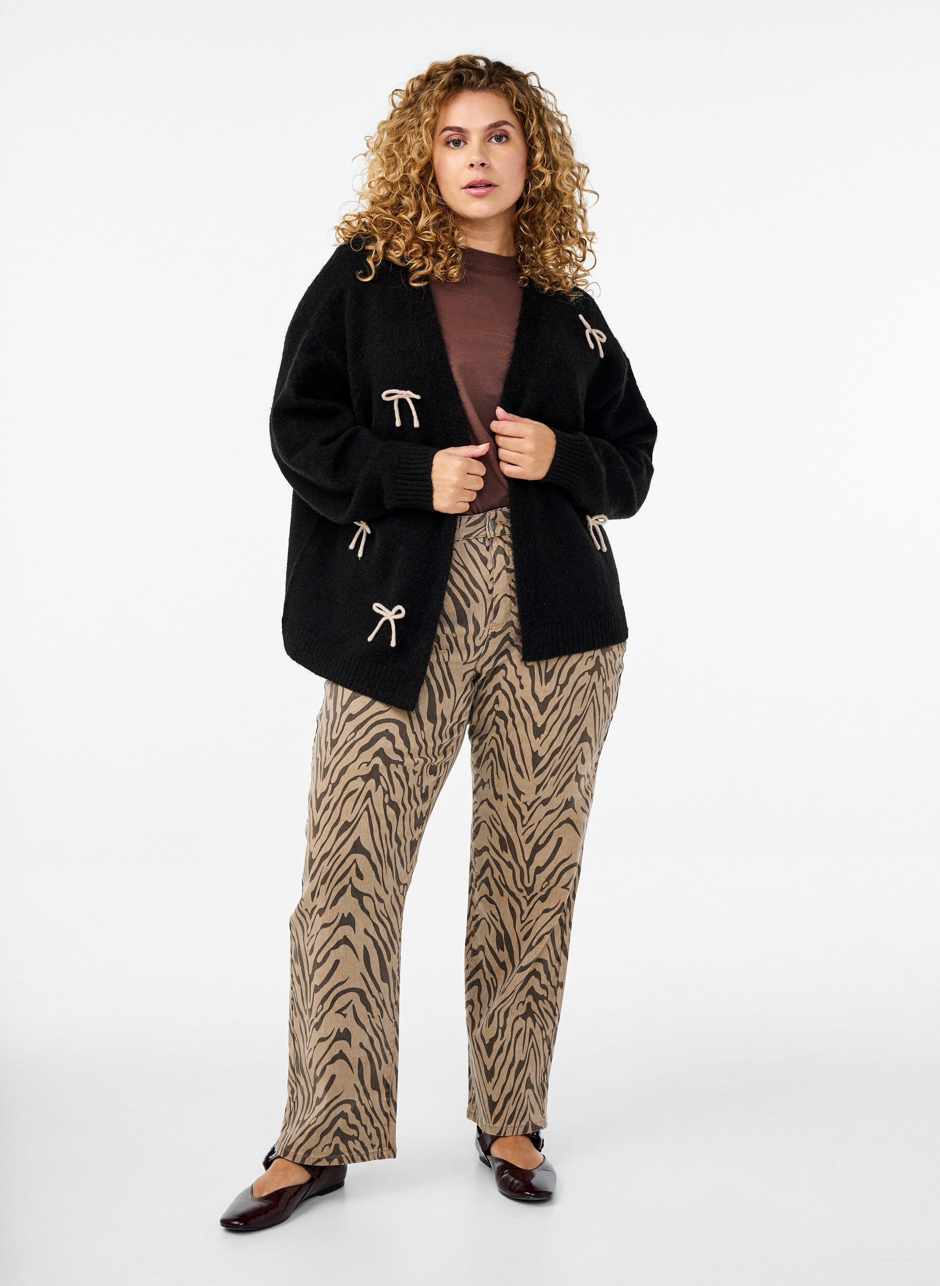 Zizzi Jeans in gerader Passform mit Zebraprint, Braun, Model image number 0