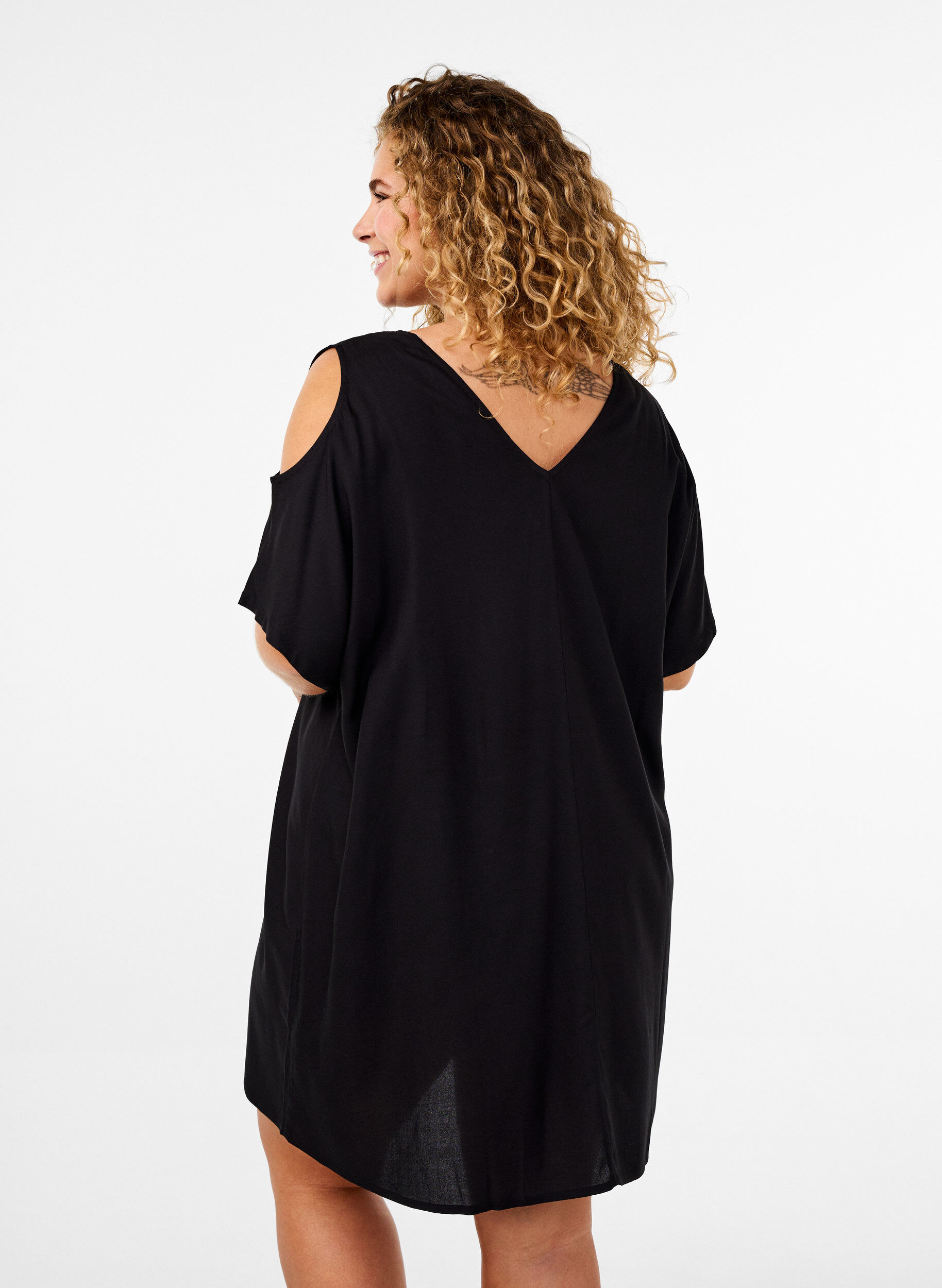 Zizzi Strandkleid aus Viskose mit Schulterdetail, Schwarz, Model image number 2