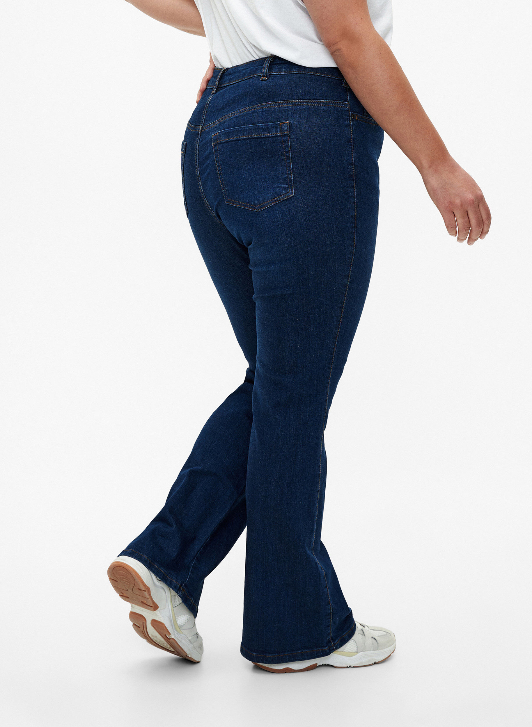 Zizzi Ellen Bootcut-Jeans mit hoher Taille, Blau, Model image number 3